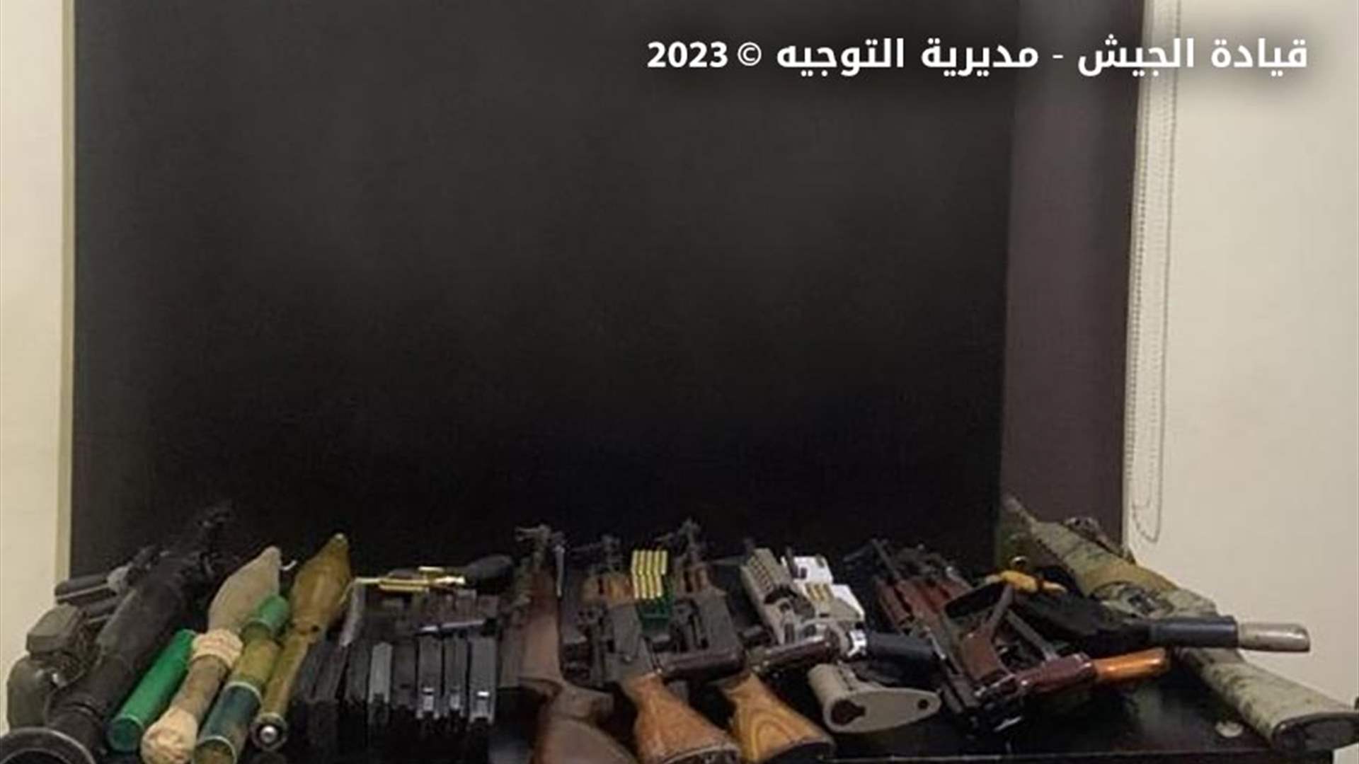 توقيف شخصين لإقدامهما على الإتجار بالأسلحة الحربية