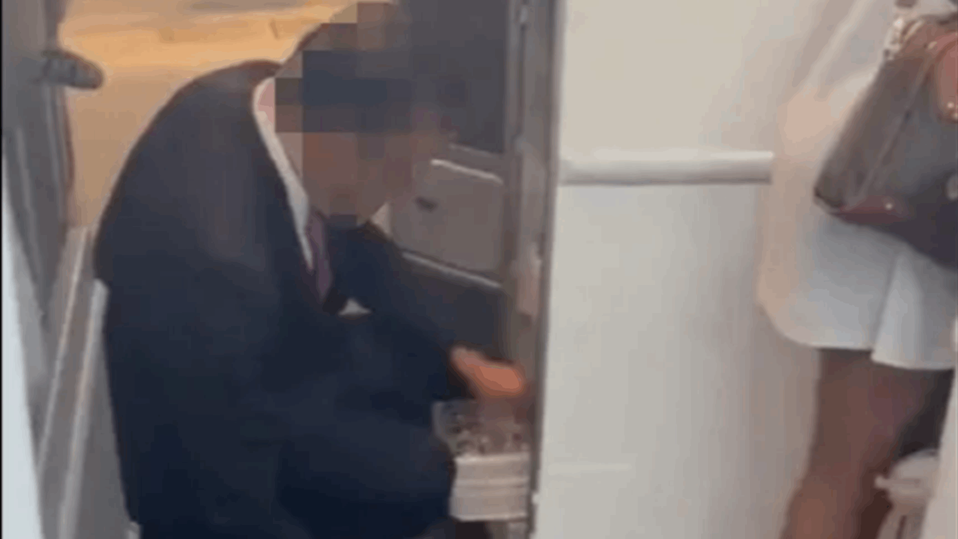 سلوك غير لائق لمضيف طيران...هذا ما فعله مع إحدى الراكبات! (فيديو)