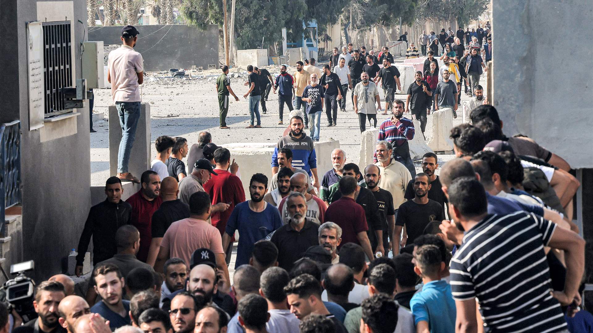  إسرائيل تعيد "آلاف" العمال الفلسطينيين إلى غزة بعد طردهم