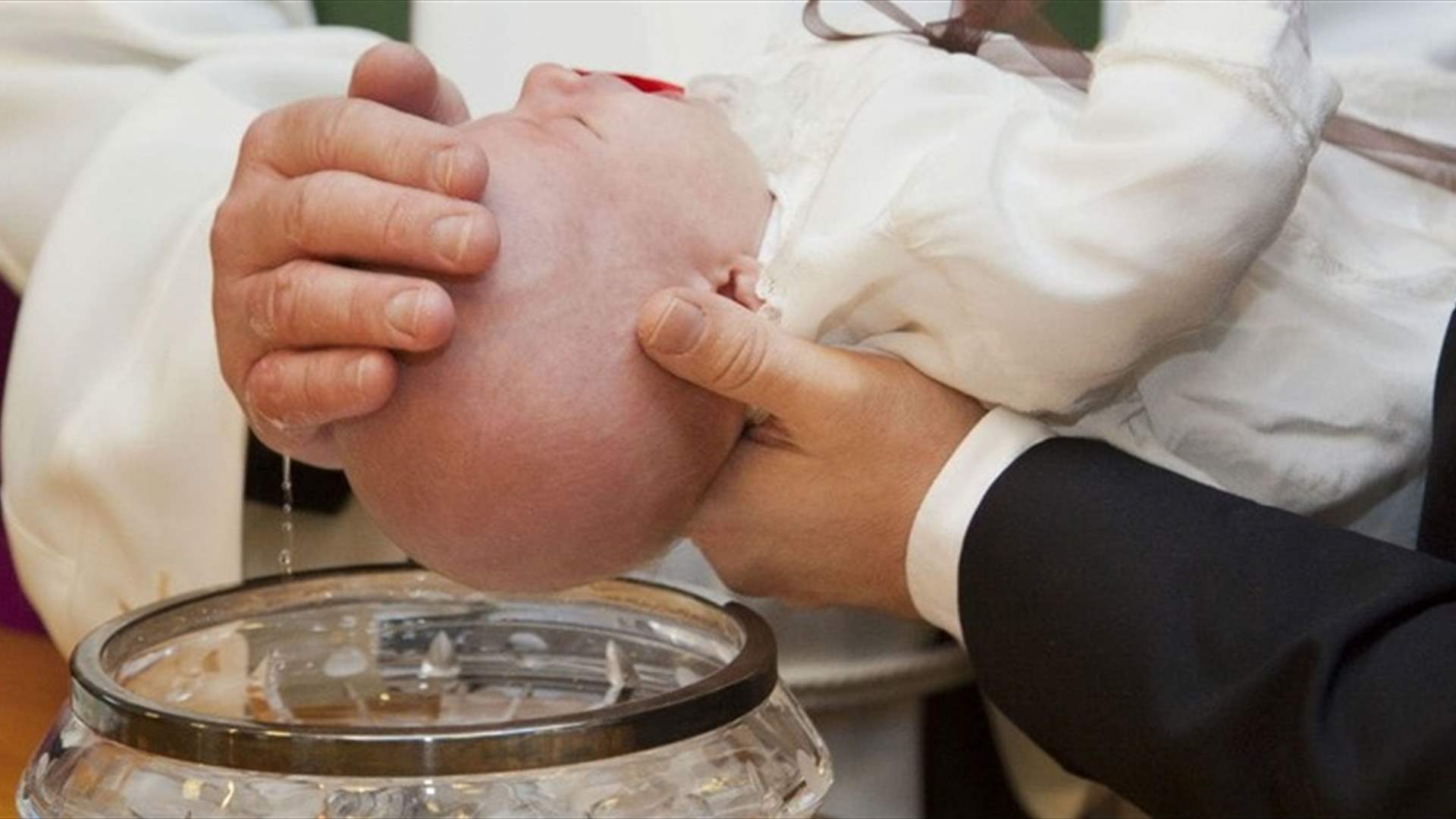 في حفل عمادة طفله... تعرّض للضرب المبرح من رجل آخر بسبب "الكحول"!