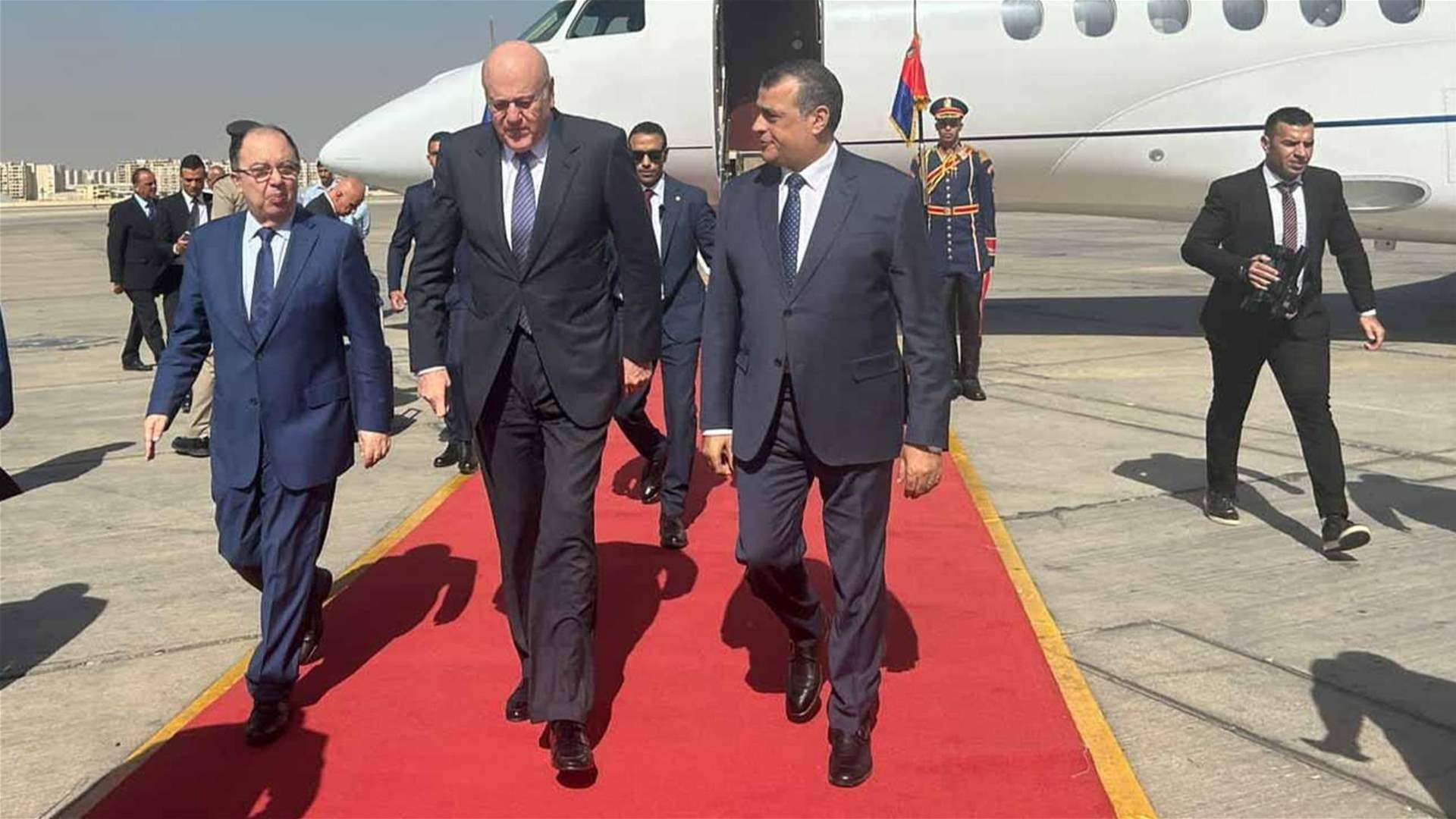 وصول رئيس الحكومة نجيب ميقاتي الى مصر للقاء الرئيس عبد الفتاح السيسي.وكان في استقباله في مطار القاهرة وزير الإنتاج الحربى محمد صلاح الدين.