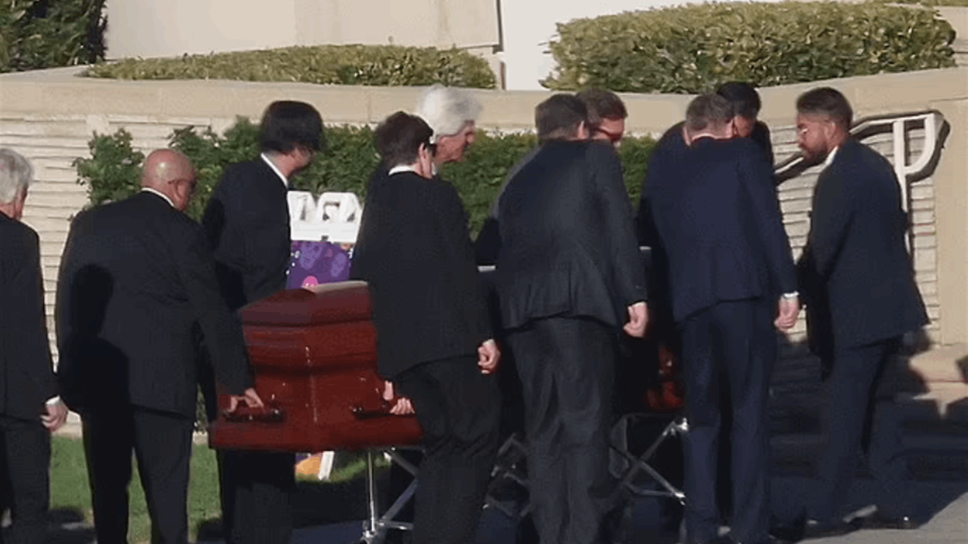 الوداع الأخير لماثيو بيري في جنازة خاصة... كيف بدا نجوم &quot;فريندز&quot;؟ (صور) 