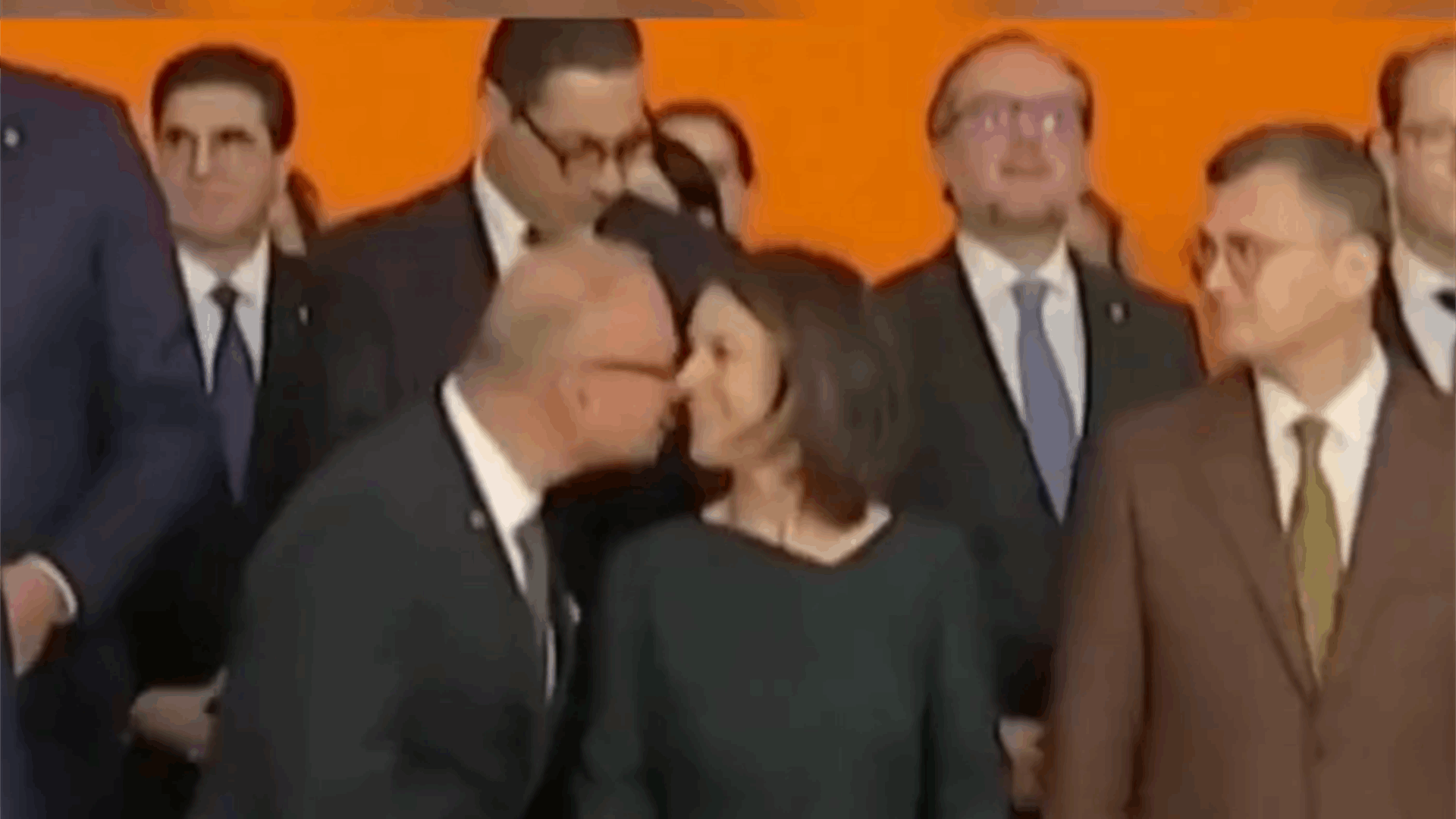 &quot;قبلة محرجة&quot; بين وزير الخارجية الكرواتي ونظيرته الألمانية تثير بلبلة كبيرة... ما حصل شكّل صدمة وهذه التفاصيل! (فيديو)