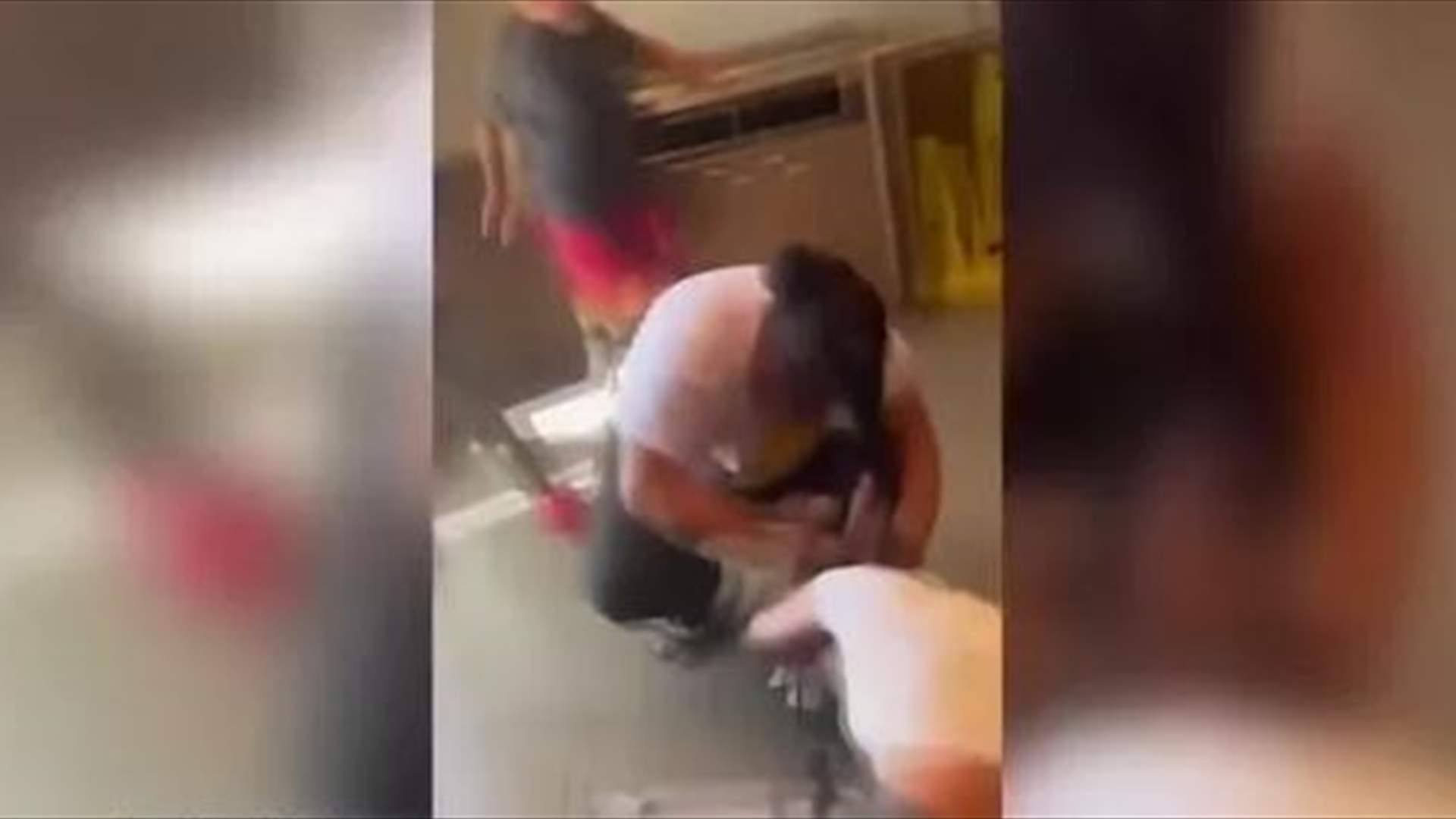 جرّتها على الأرض وسحبتها من شعرها... مراهقة تتعرض للضرب على يد امرأة في مطعم شهير! (صور)