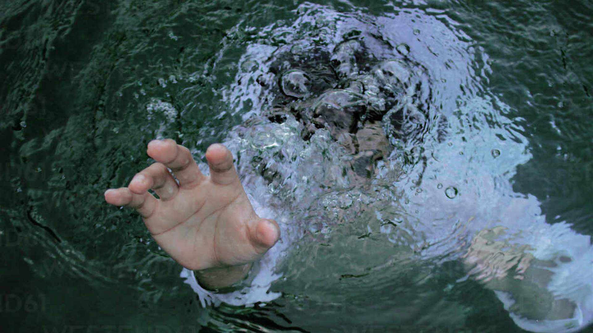 حشود تتجمع لمشاهدة رجل يغرق في نهر متجمد... وهذا ما فعلوه بدلاً من إنقاذه! (صور)