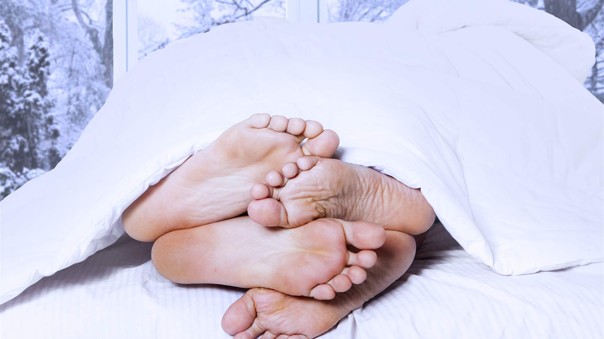 إلى الرجال... هذا ما تفعله أشهر الشتاء الباردة برغبتكم الجنسية!  