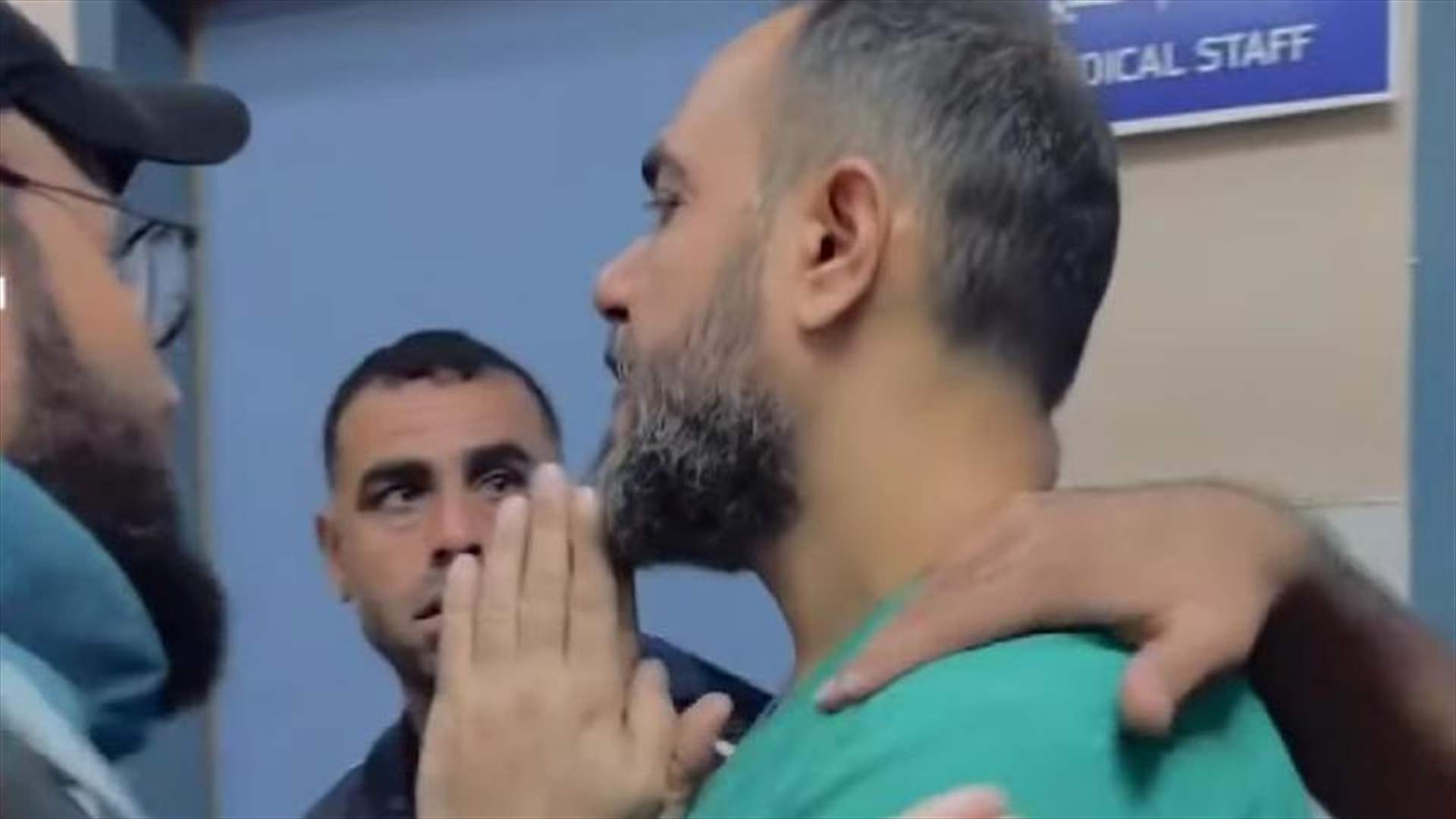 طبيب فلسطيني في قطاع غزة يفاجأ بجثث عائلته في المستشفى