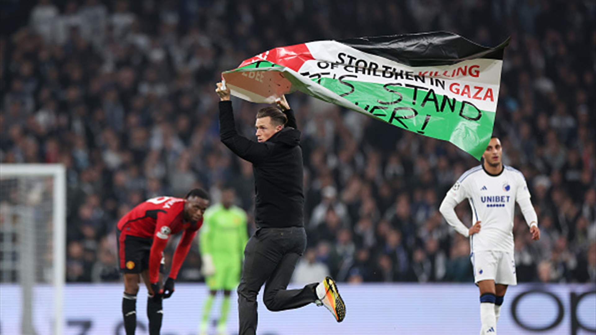 مشجع يقتحم ملعب مانشستر ويرفع علم فلسطين! (فيديو)