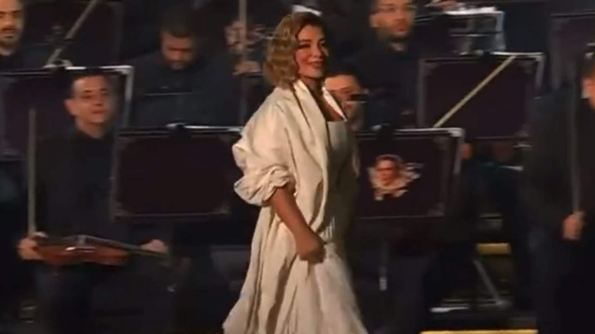 أصالة نصري حافية القدمين في حفل "روائع بليغ حمدي".. ومحبّوها: "يا روحي على الحفيانة" (فيديو)