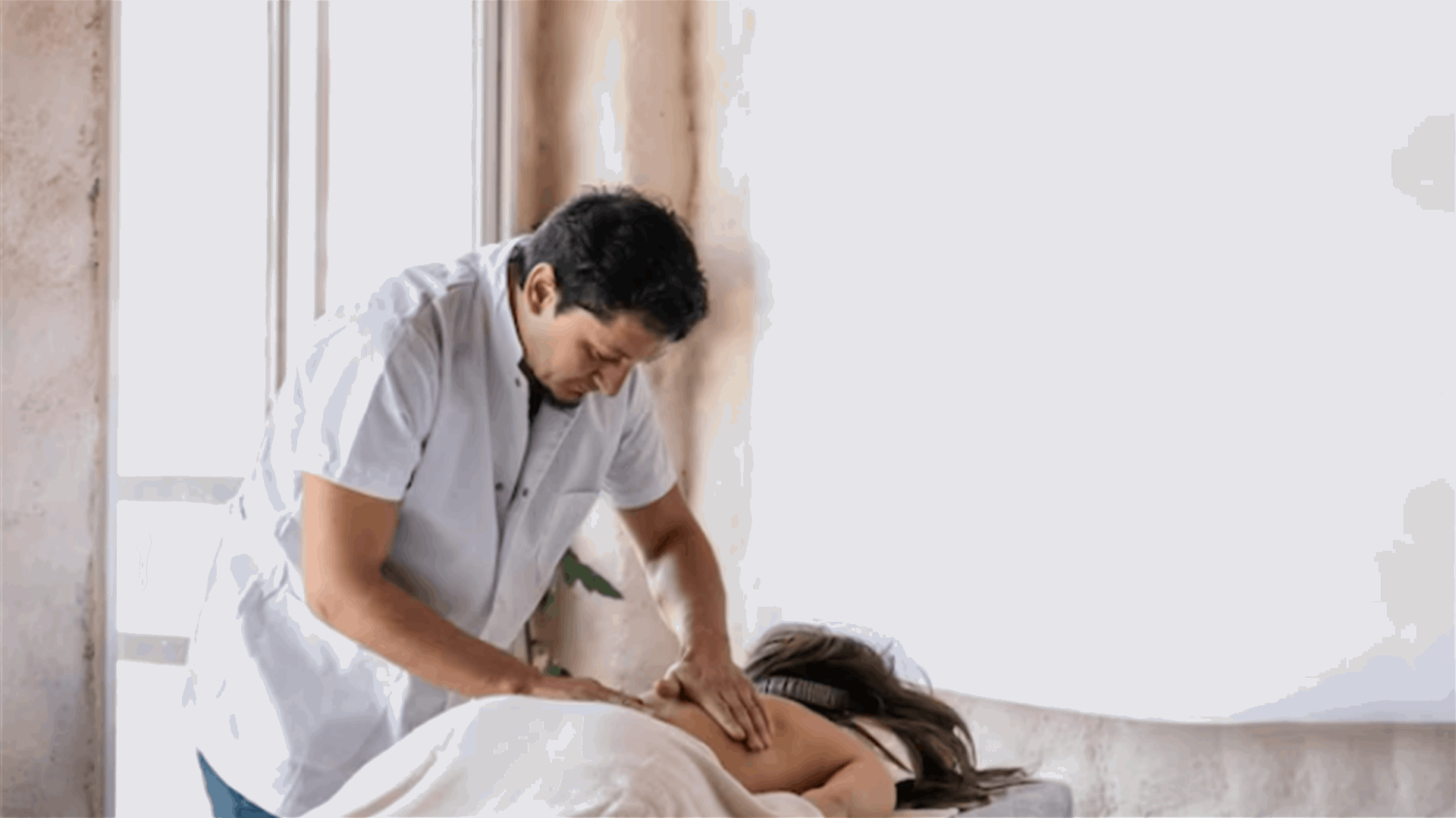 أخصائي تدليك استغل زبونة في عيادته...وهذا ما فعله معها!