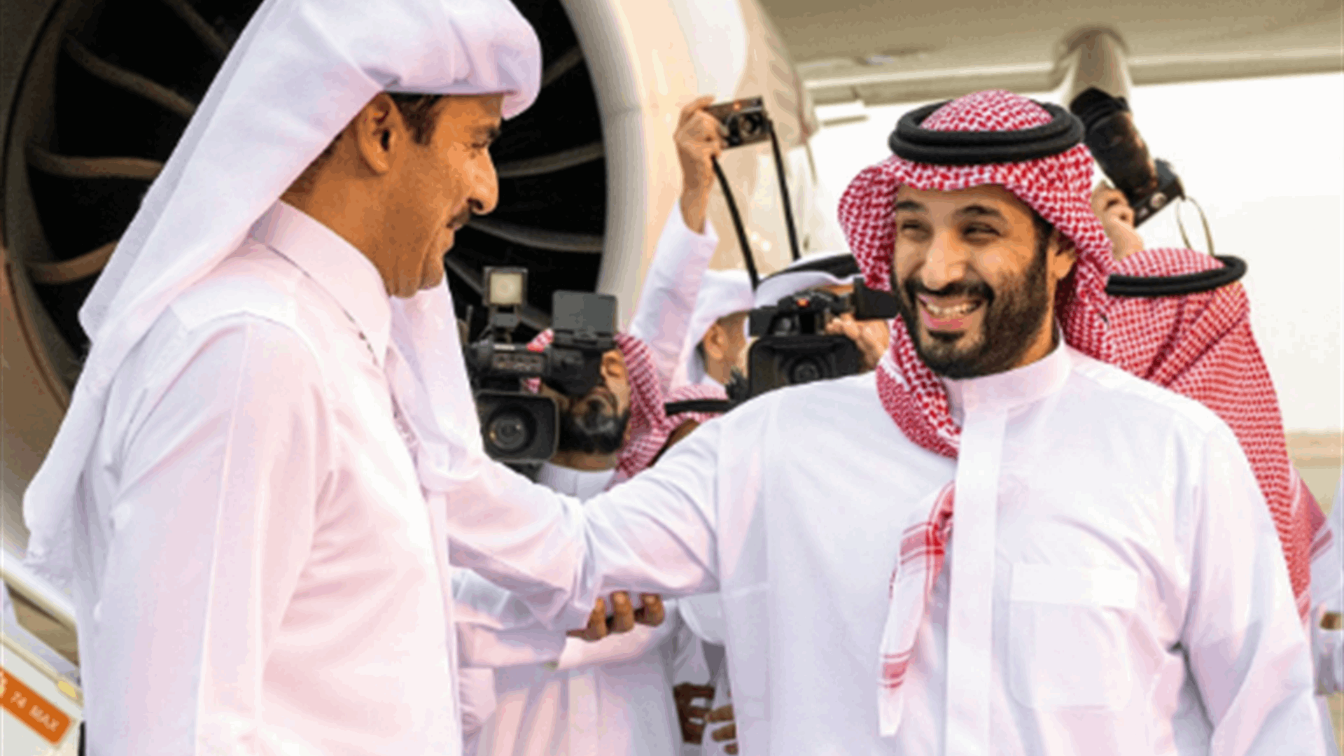 ولي العهد السعودي يستقبل أمير دولة قطر لدى وصوله العاصمة السعودية الرياض