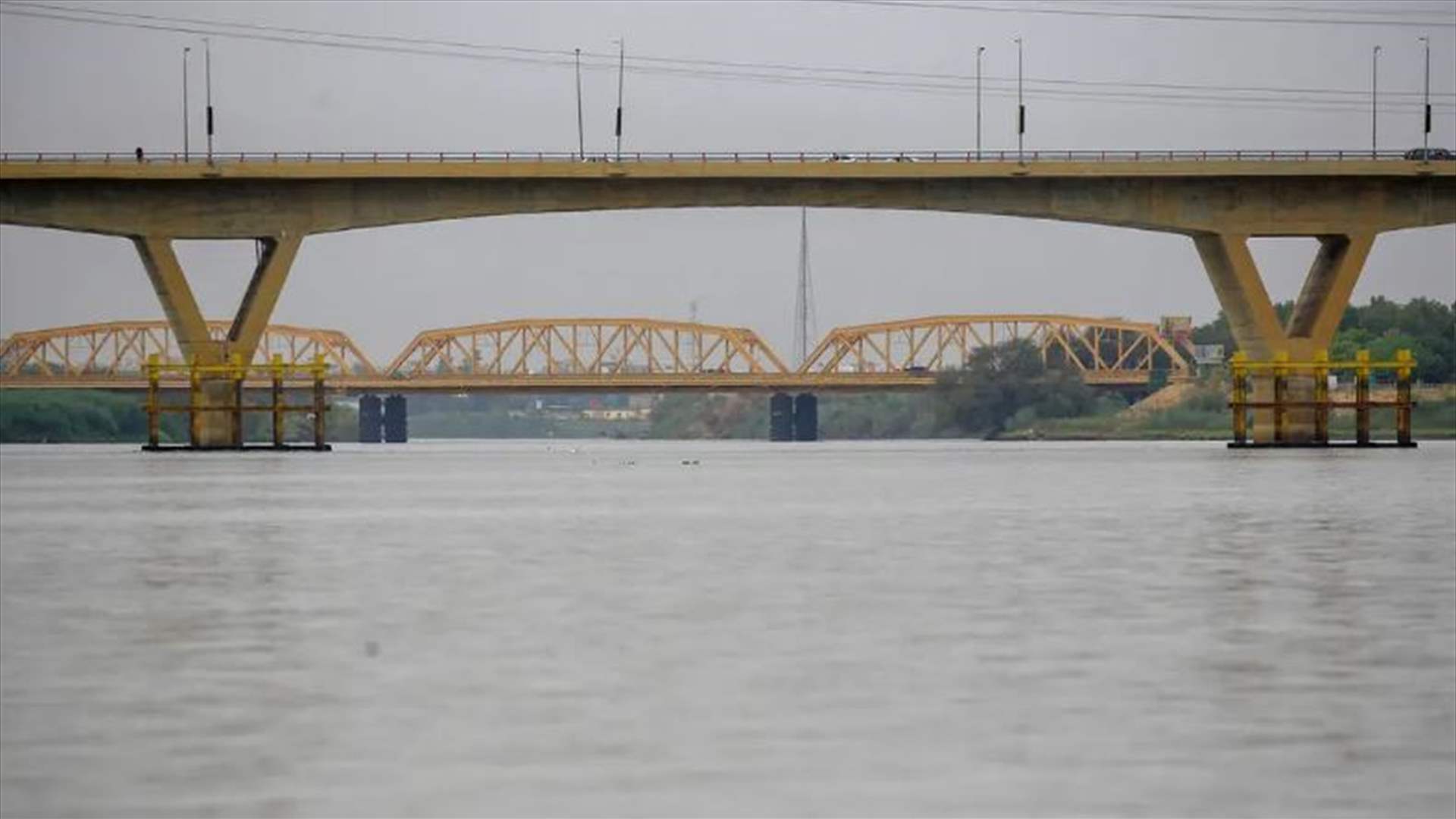 تدمير جسر رئيسي في الخرطوم وتبادل للاتهامات