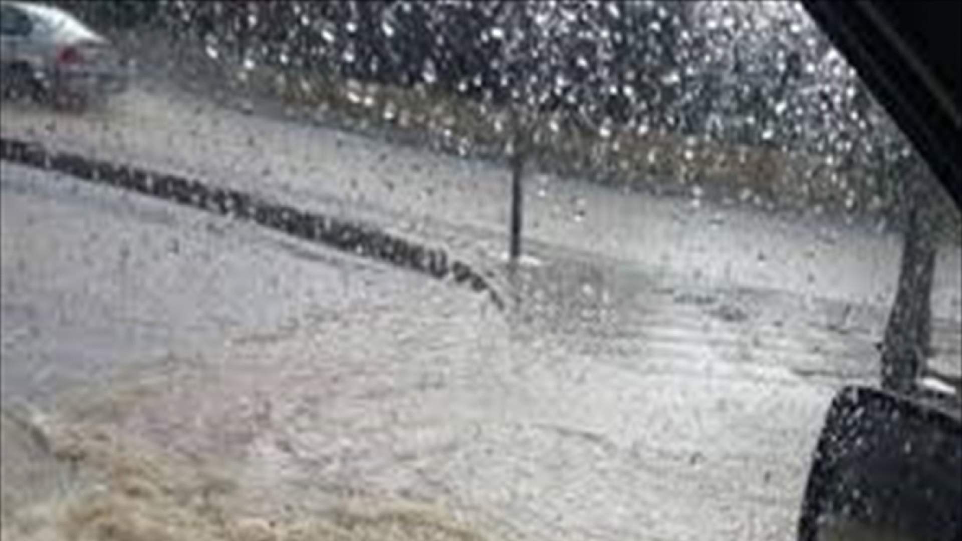 اثر الأمطار الغزيرة... تجمّع للمياه على عدد من الطرقات اللبنانية