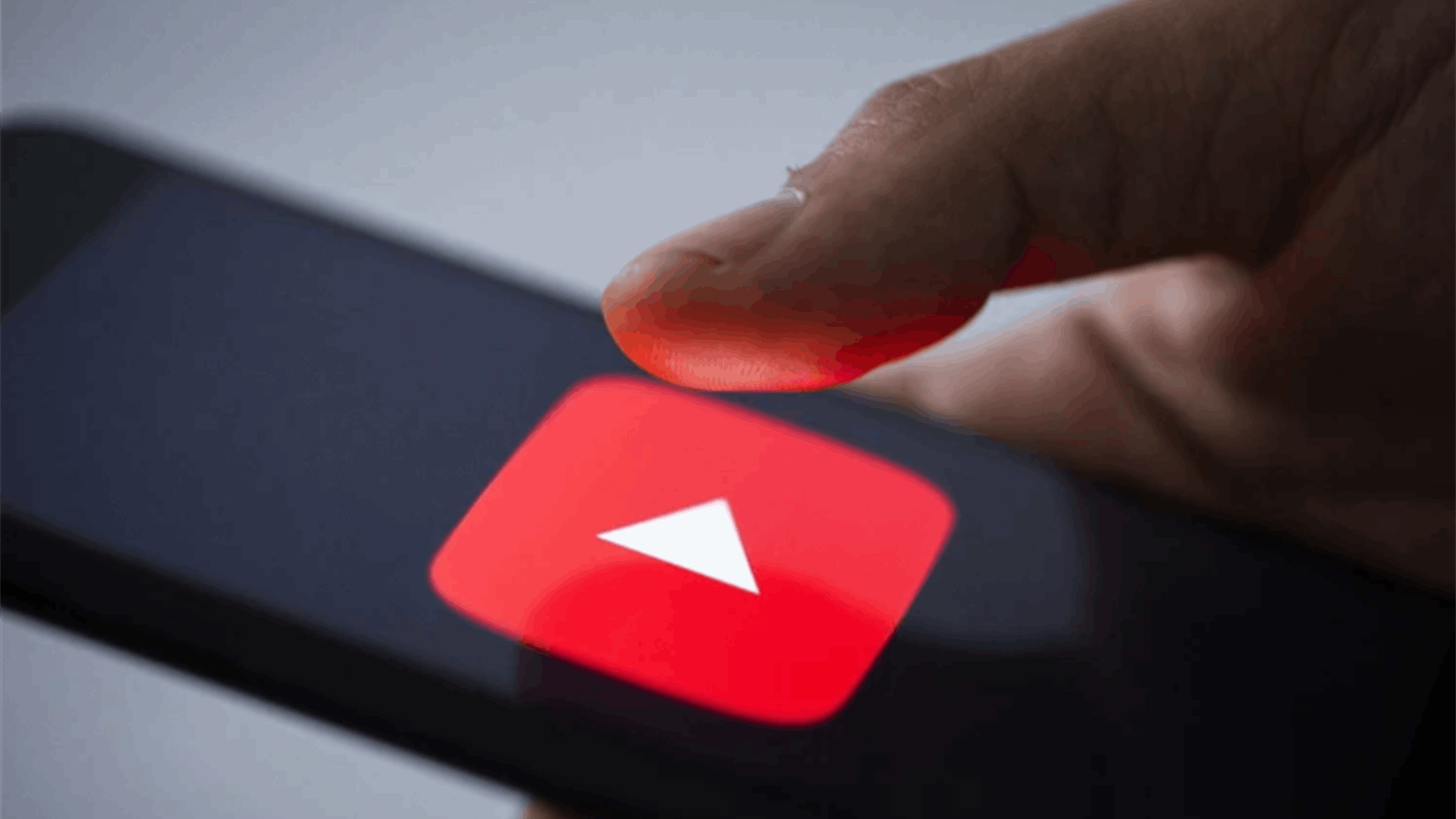 قريباً... &quot;يوتيوب&quot; تتيح طلب حذف المحتويات المزيّفة المولّدة بواسطة الذكاء الاصطناعي