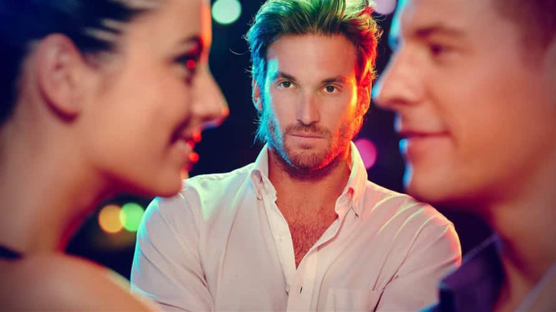 أعمته الغيرة... ضبط حبيبته السابقة في مشهدٍ حميمي مع عشيقها وهذا ما فعله!  