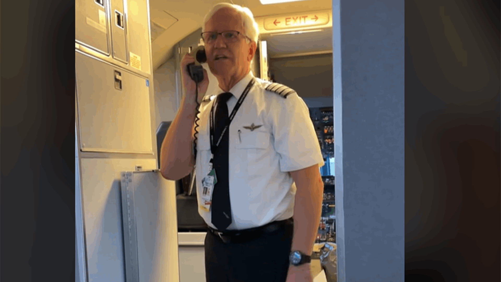 بين الدموع والتصفيق... طيار يُبكي ركاب الطائرة والسبب مؤثر جدا! (فيديو)