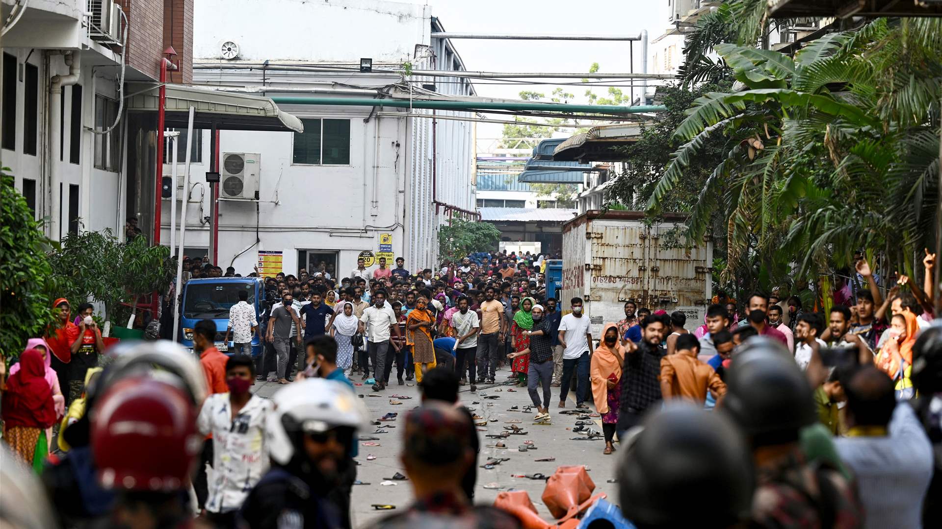 رغم عدم تلبية مطالبهم... مئات آلاف عمال مصانع النسيج في بنغلادش يستأنفون العمل!