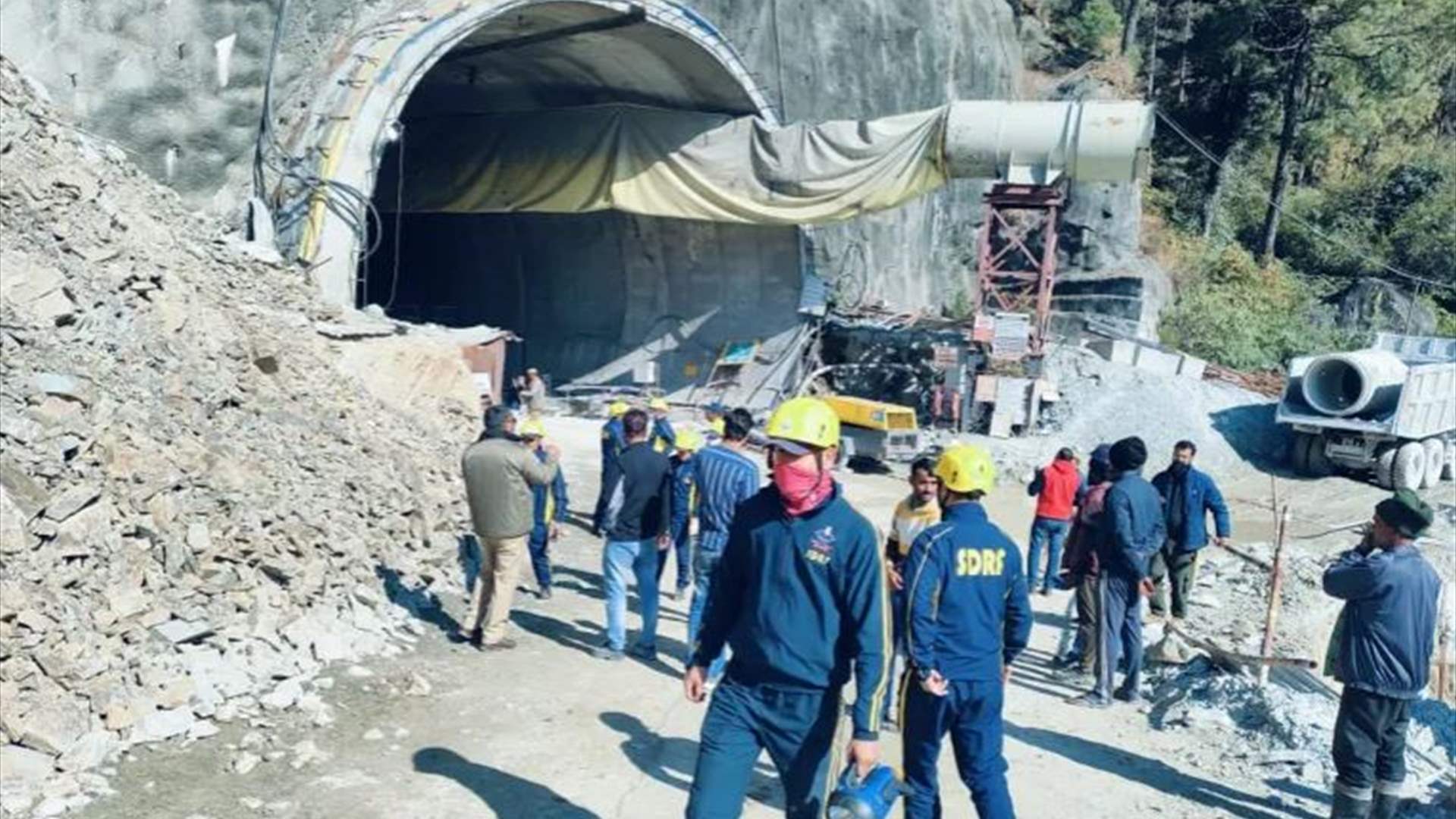 بدء عمليات حفر لإخراج عمّال عالقين في نفق في الهند... كيف ستتم العملية؟ 