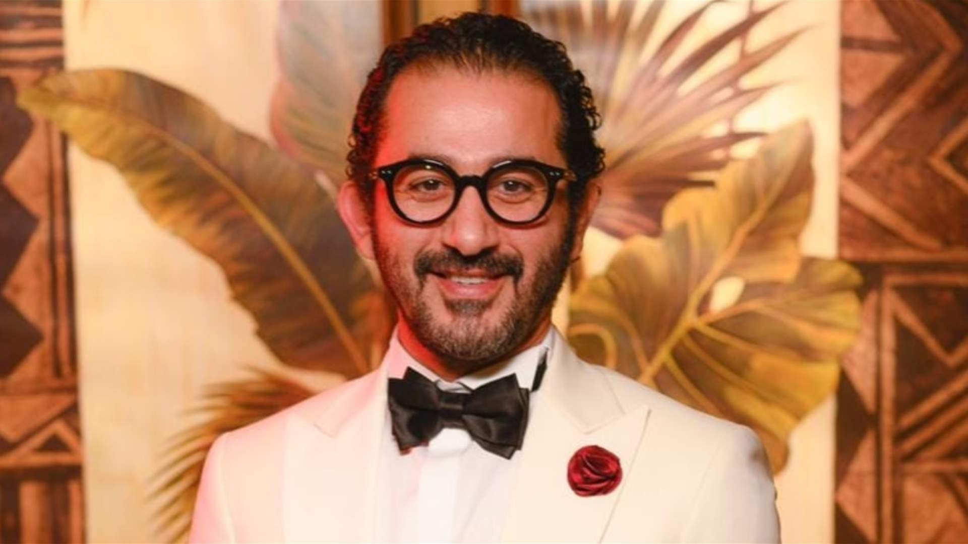 فنان شهير يتنمّر على أحمد حلمي... "أذناه مثل ميكي ماوس"