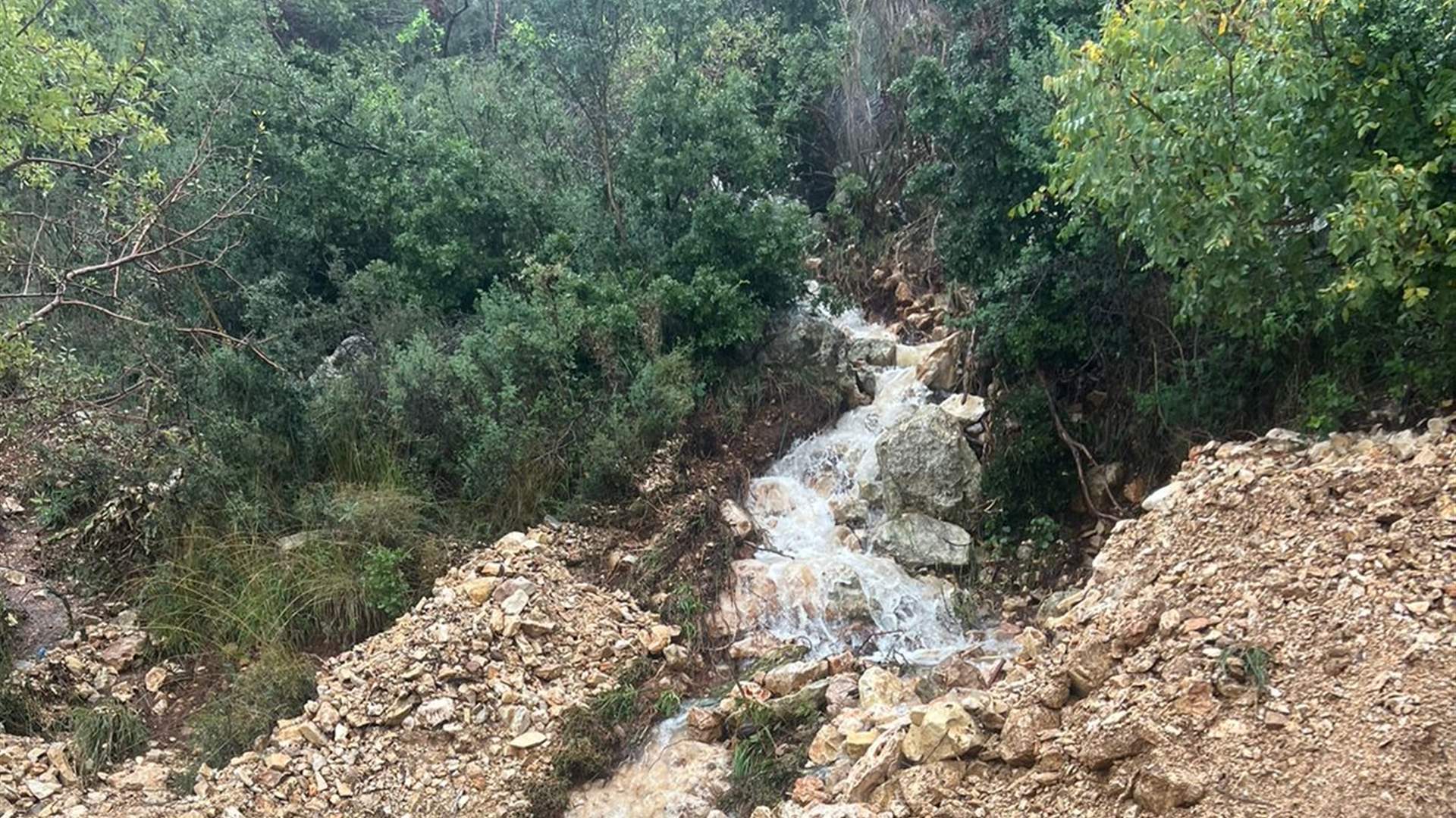 بسبب الأمطار الغزيرة والسيول الجارفة.. طريق هابيل قطع ومناشدة (صور)