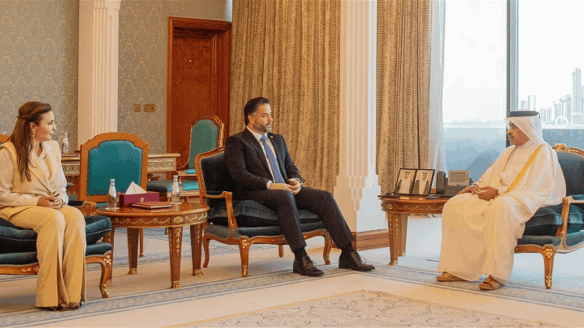 سلام يلتقي وزير المالية القطري في الدوحة   