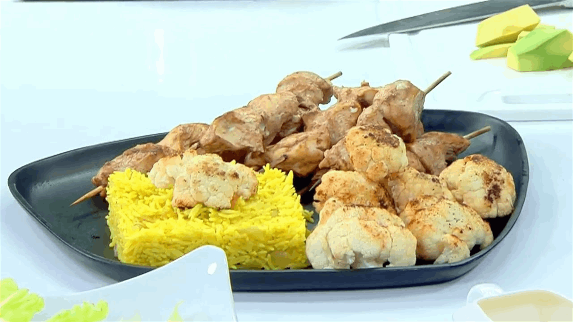 طبق لذيذ وسهل التحضير...تعلموا وصفة الدجاج مع الأرز والقرنبيط (فيديو)