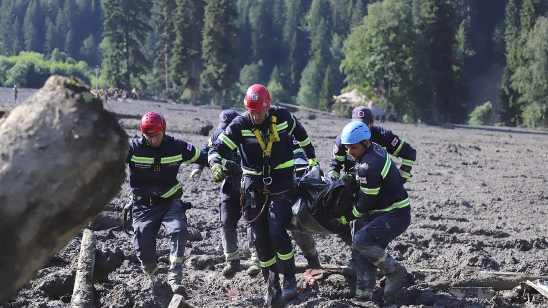 مقتل 14 منقبًا عن الذهب في انهيار أرضي في منجم غير شرعي في سورينام