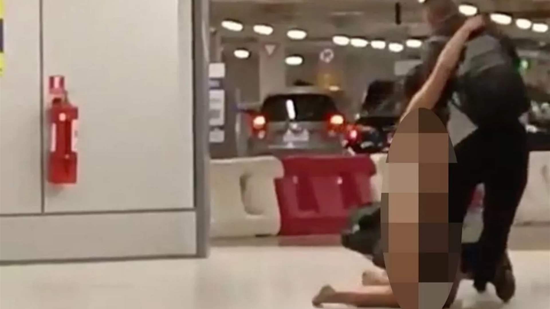 هاجمت المسافرين والشرطة... امرأة عارية تثير الجدل في هذا المطار! (فيديو)