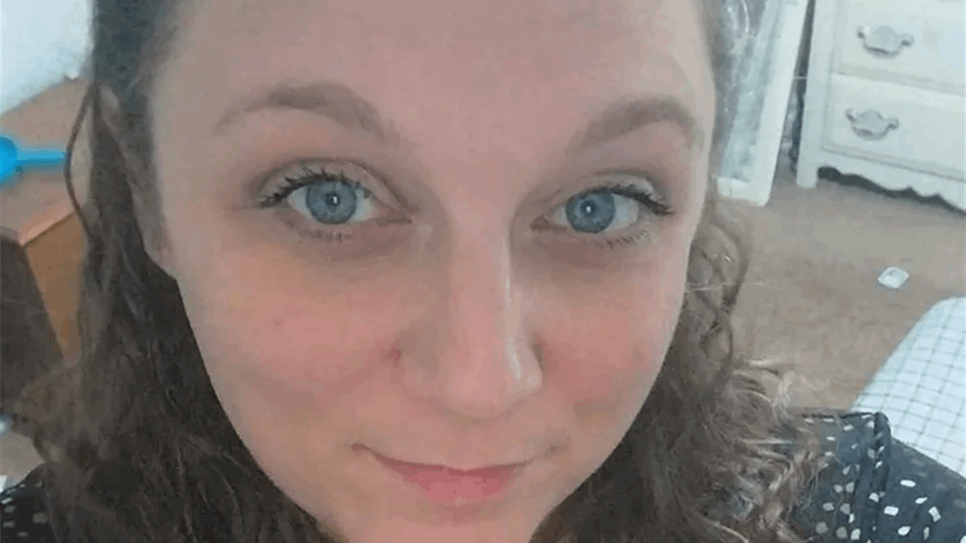 أعطته الكثير من الفرص... بعد أن فشلت العلاقة ما فعله بها أمام ابنتهما البالغة من العمر أربع سنوات  مفجع!