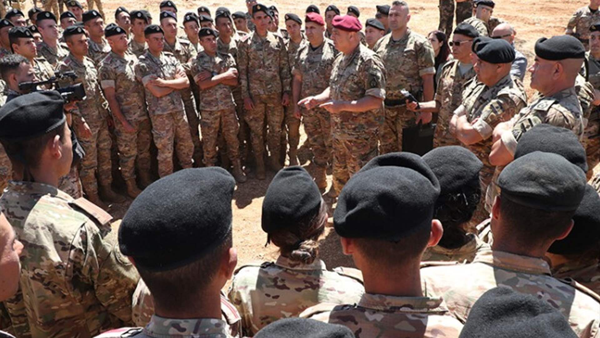 "ملف قيادة الجيش" ما زال جاثماً على مائدة الاتصالات... والإشكالية إلى مجلس النواب (الجمهورية)