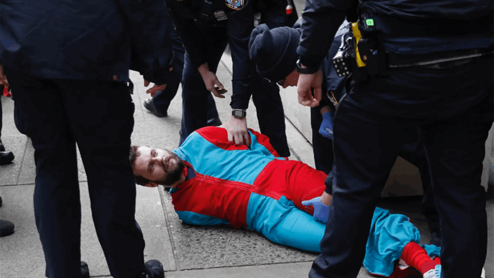 حمل سكينا وأمسك والدته من مؤخرة شعرها وجرها إلى ماكينة الصراف الآلي... "سأقتلها!"