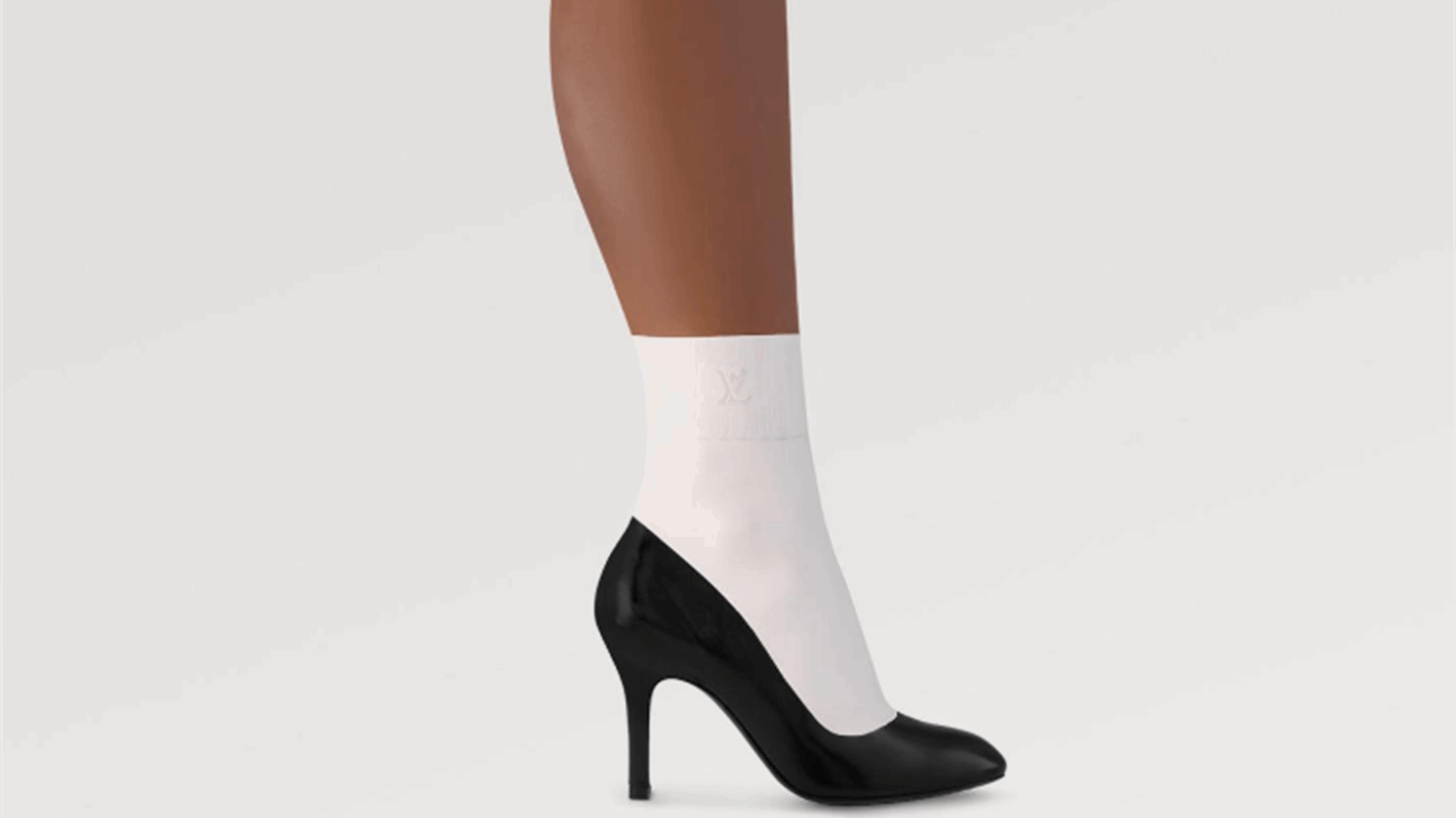 حذاء Louis Vuitton بقيمة 2.5 ألف دولار صدم المتابعين... "إنه أمر مخيف تقريبًا"! (فيديو)