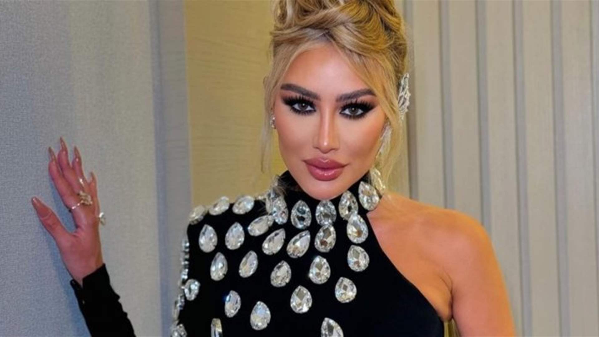 بقلب خاشع وغطاء على الرأس... مايا دياب تطلّ من داخل جامع الشيخ زايد (صور) 