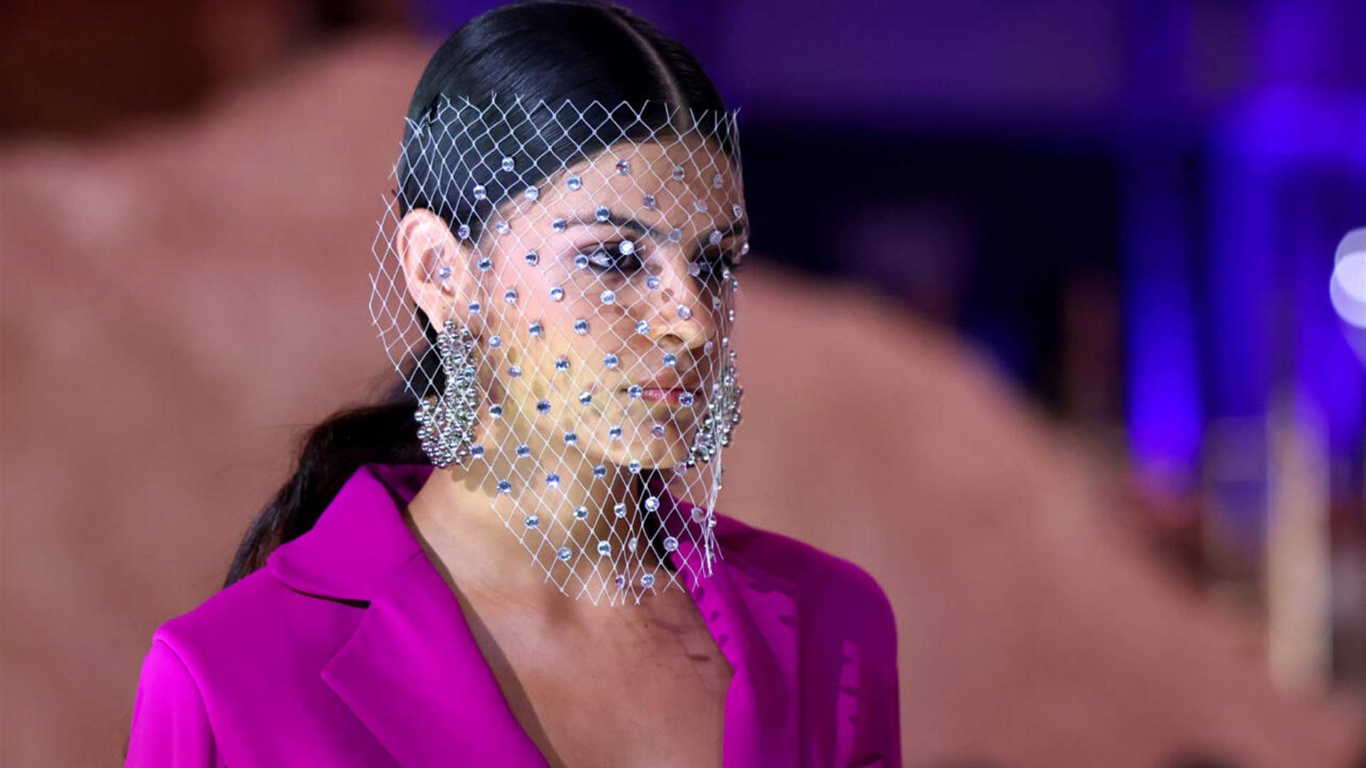 مصممو أزياء سعوديون يحظون أخيرا بفرصة إقامة عروض في بلدهم بعد نجاحهم في الخارج 