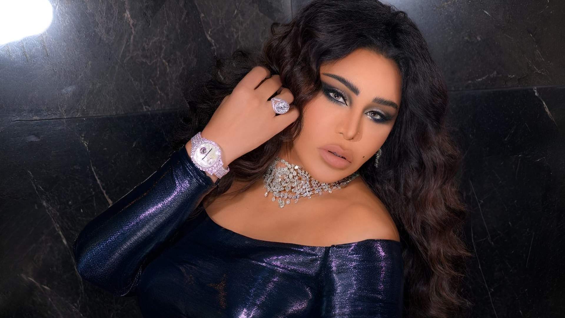معجبة من ذوي الهمم تقتحم المسرح... وتصرّف مؤثّر من أحلام الشامسي (فيديو) 
