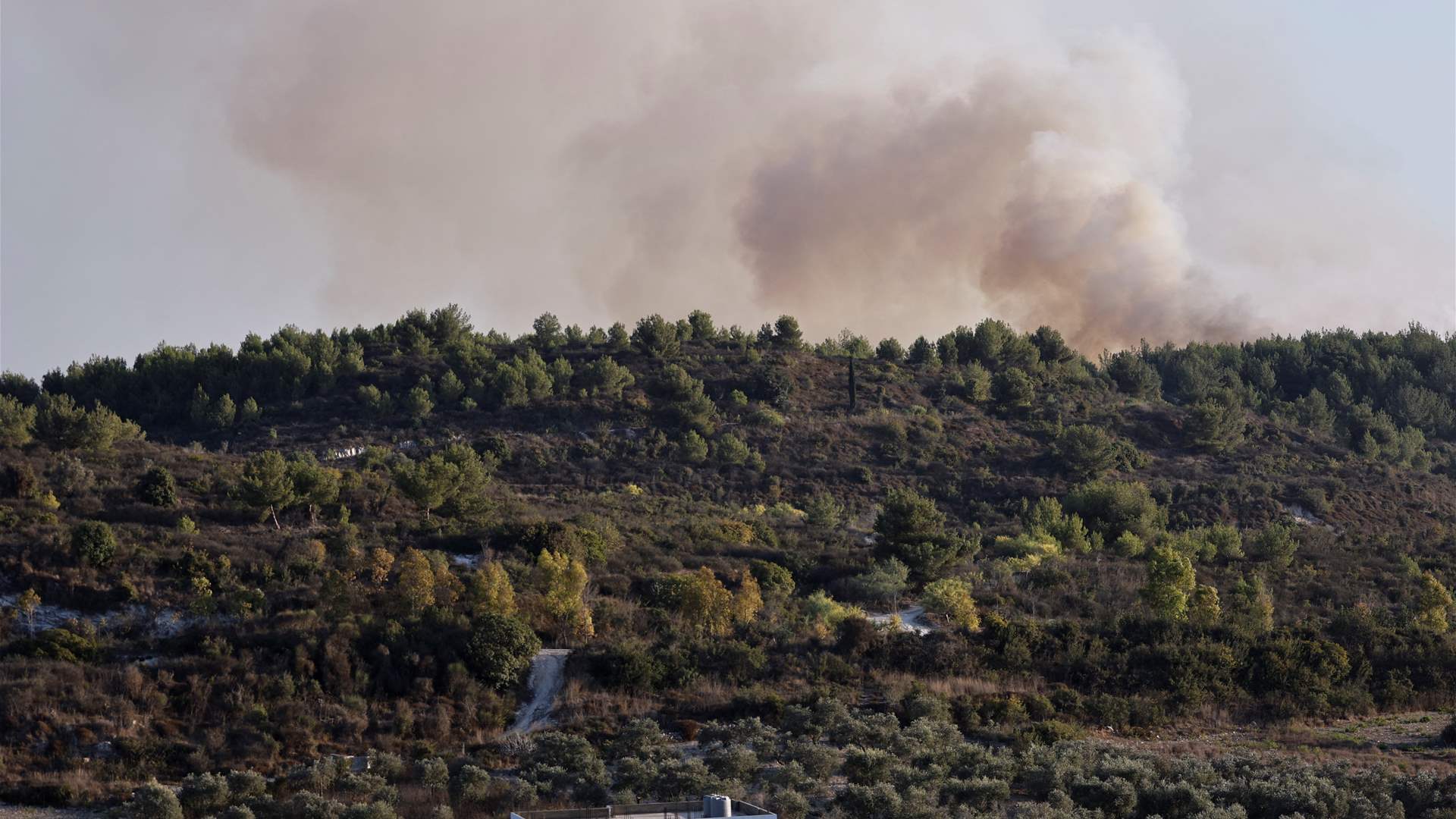 The Israeli bombing targets the vicinity of two Lebanese Army centers