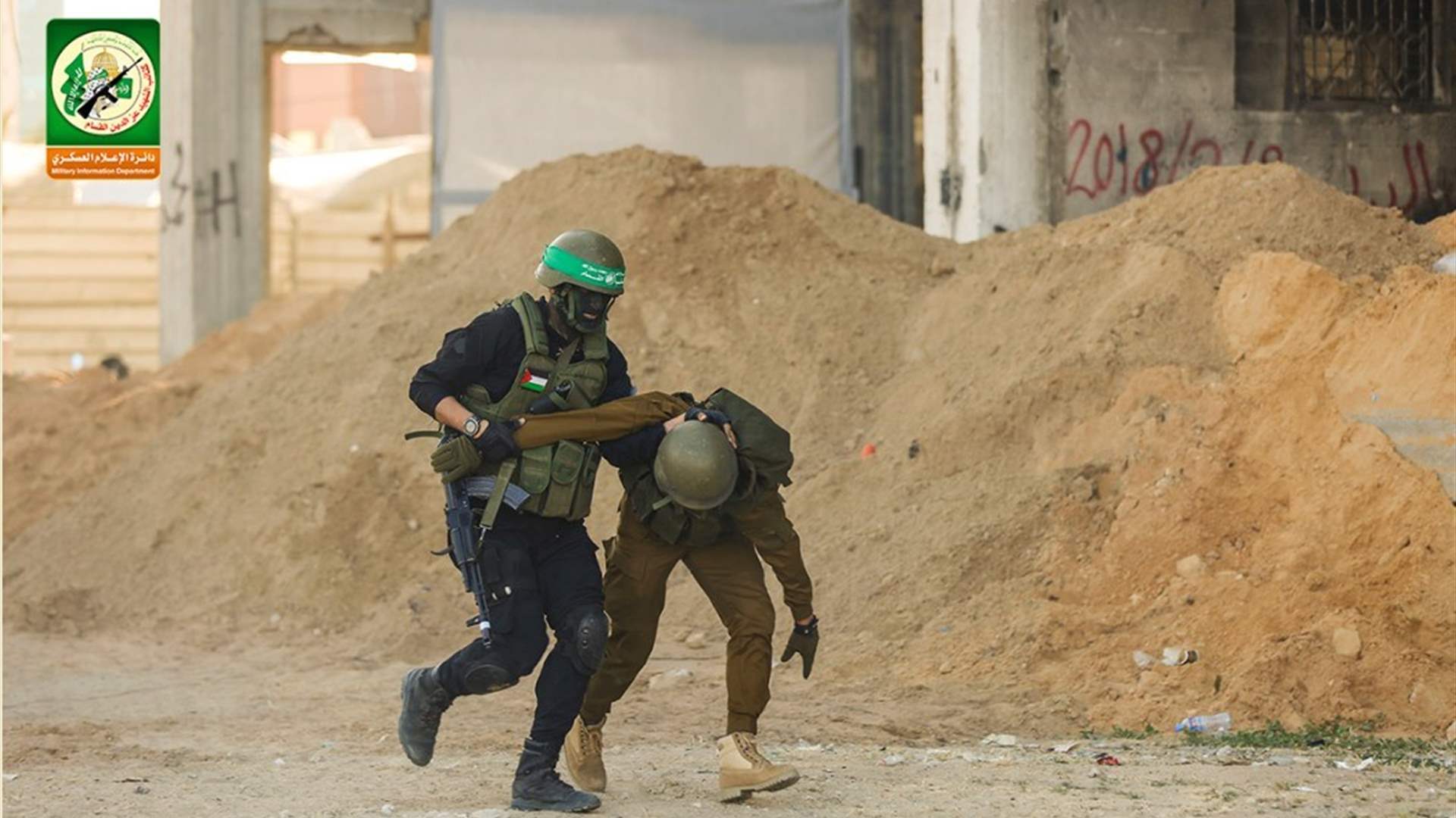 مقاتل في حماس يقتاد جندياً إسرائيلياً خلال &quot;طوفان الأقصى&quot;... ما الحقيقة؟ 