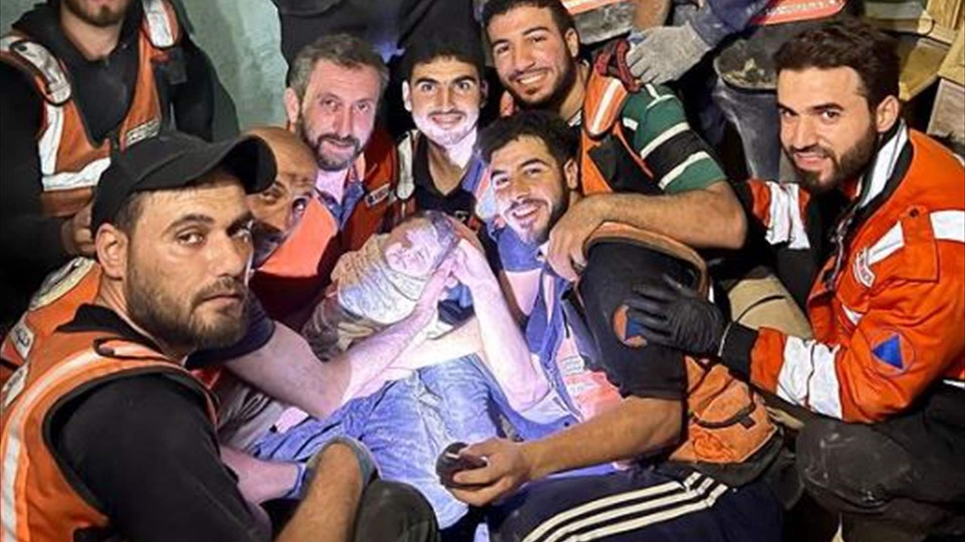 صورة لرضيعة أُنقذت بعد شهر أم 3 ساعات من تحت انقاض غزة؟