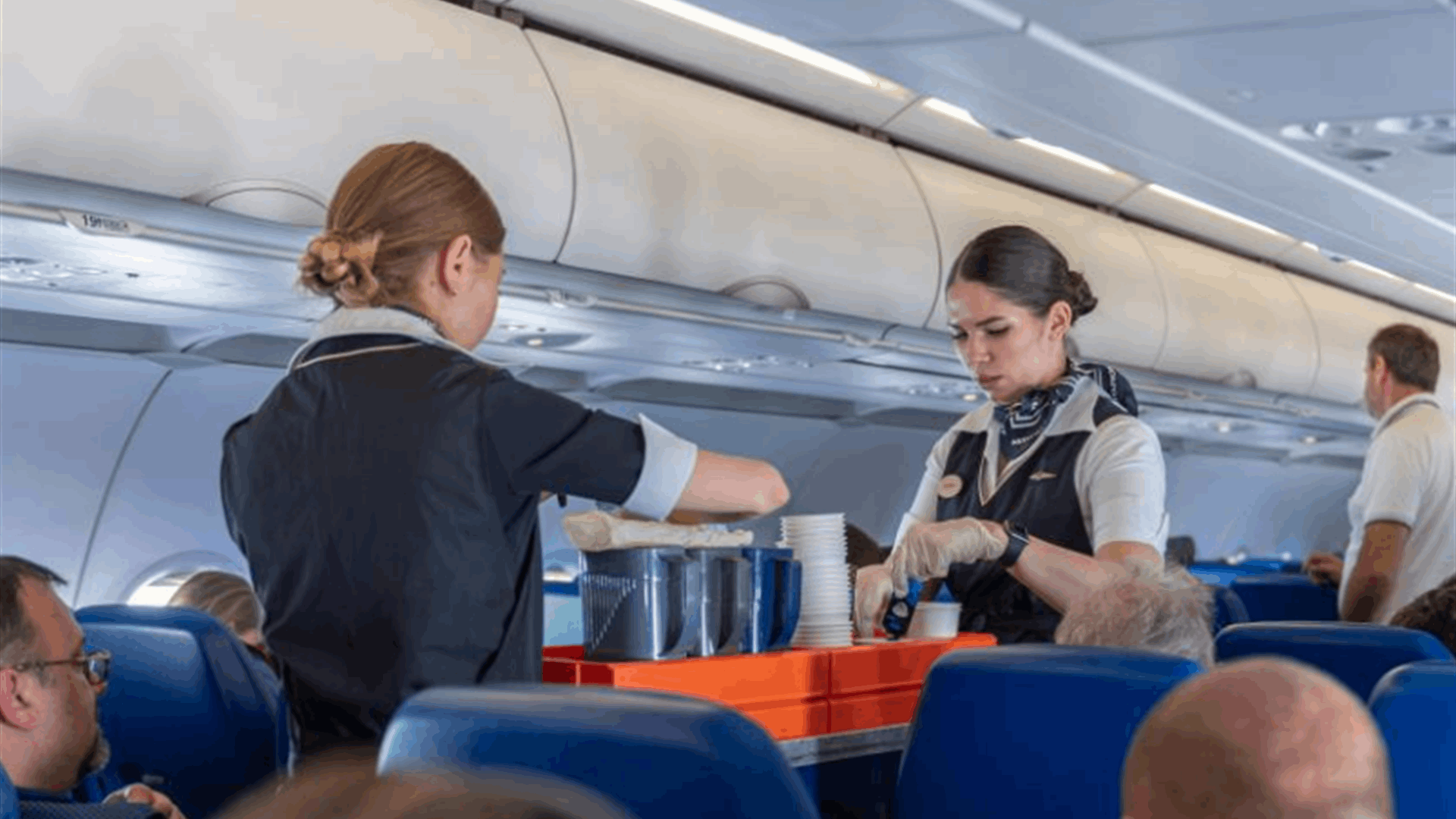 أسرار صغيرة قذرة... مضيف طيران يكشف: لهذا السبب لا تشربوا القهوة على متن الطائرة!