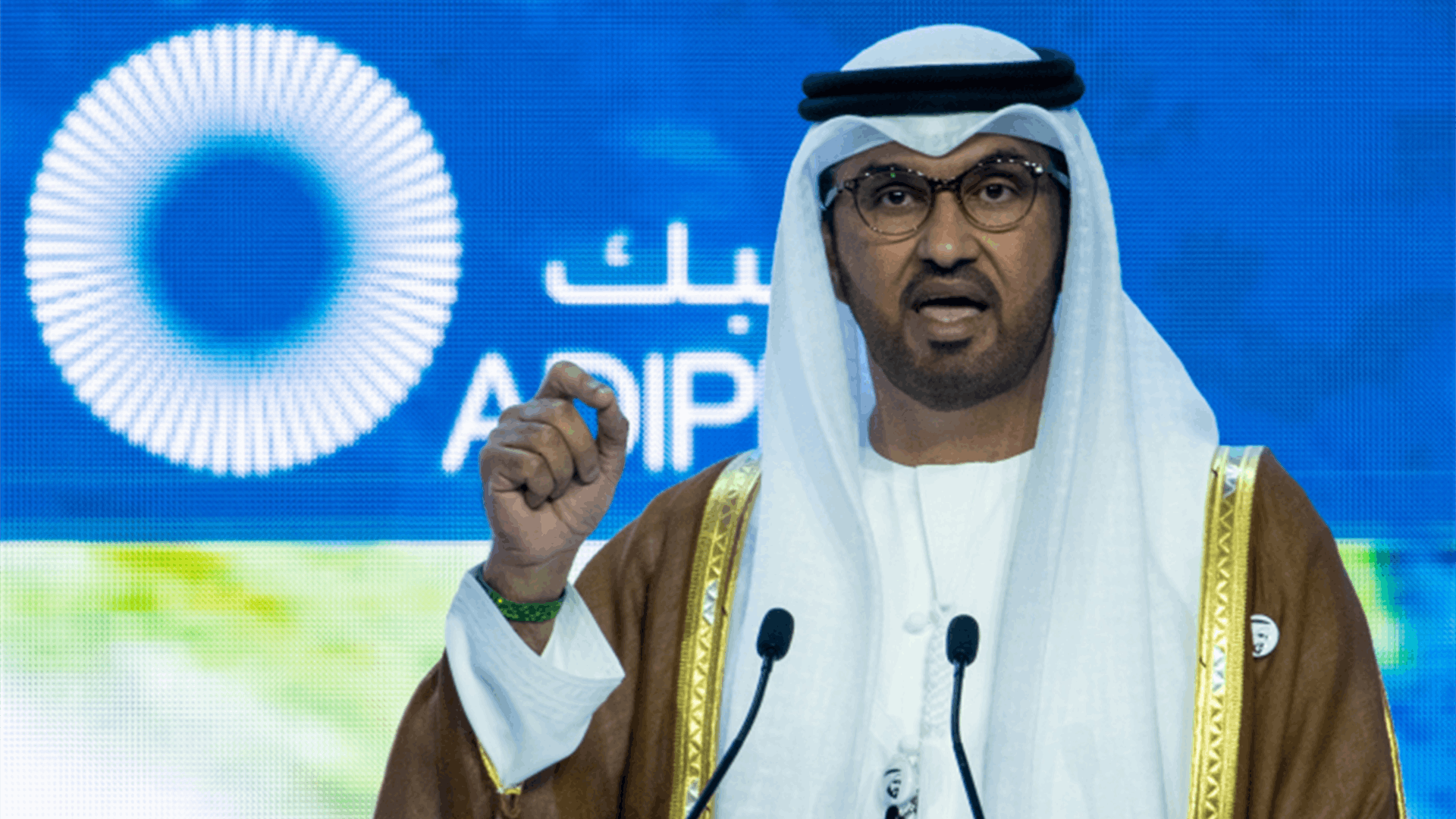 سلطان الجابر يؤكد تمسكه بالعلم والدعوة لخفض الانبعاثات بنسبة 43% عام 2030