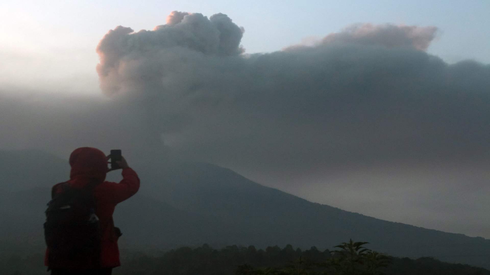 13 قتيلا في ثوران البركان في إندونيسيا