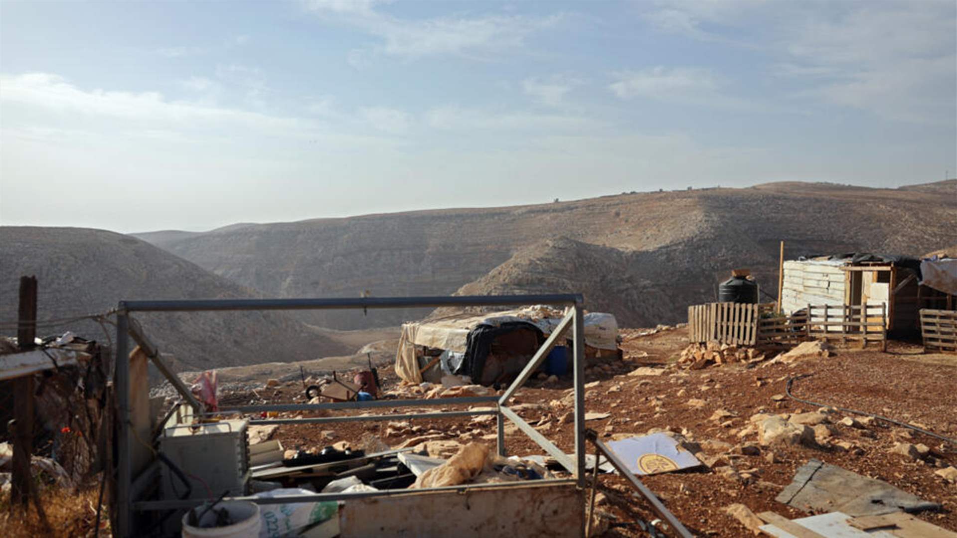 مقتل فلسطينيّ وتواصل عمليات الإعتقال في الضفة الغربية