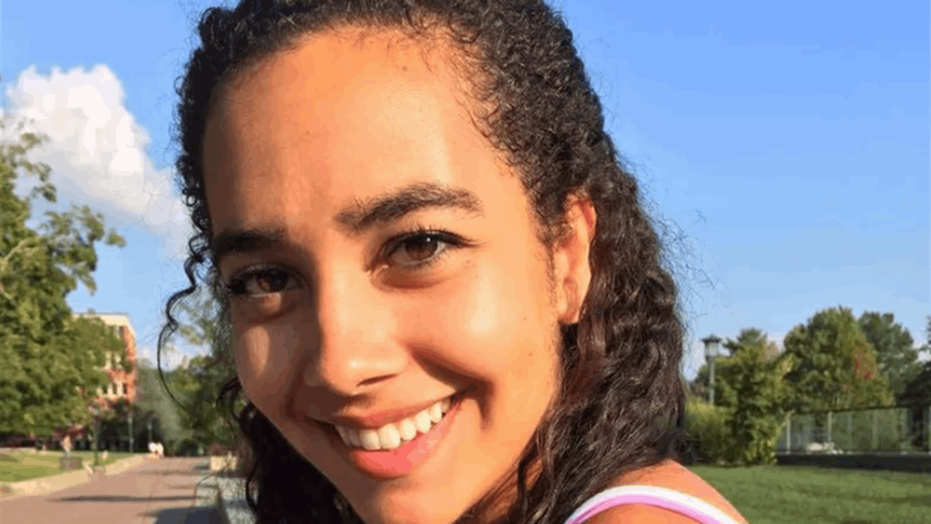 شكت والدته بتصرفاته وقررت تعقبه... عثرت عليه في سيارة معلمته في مشهد صادم!