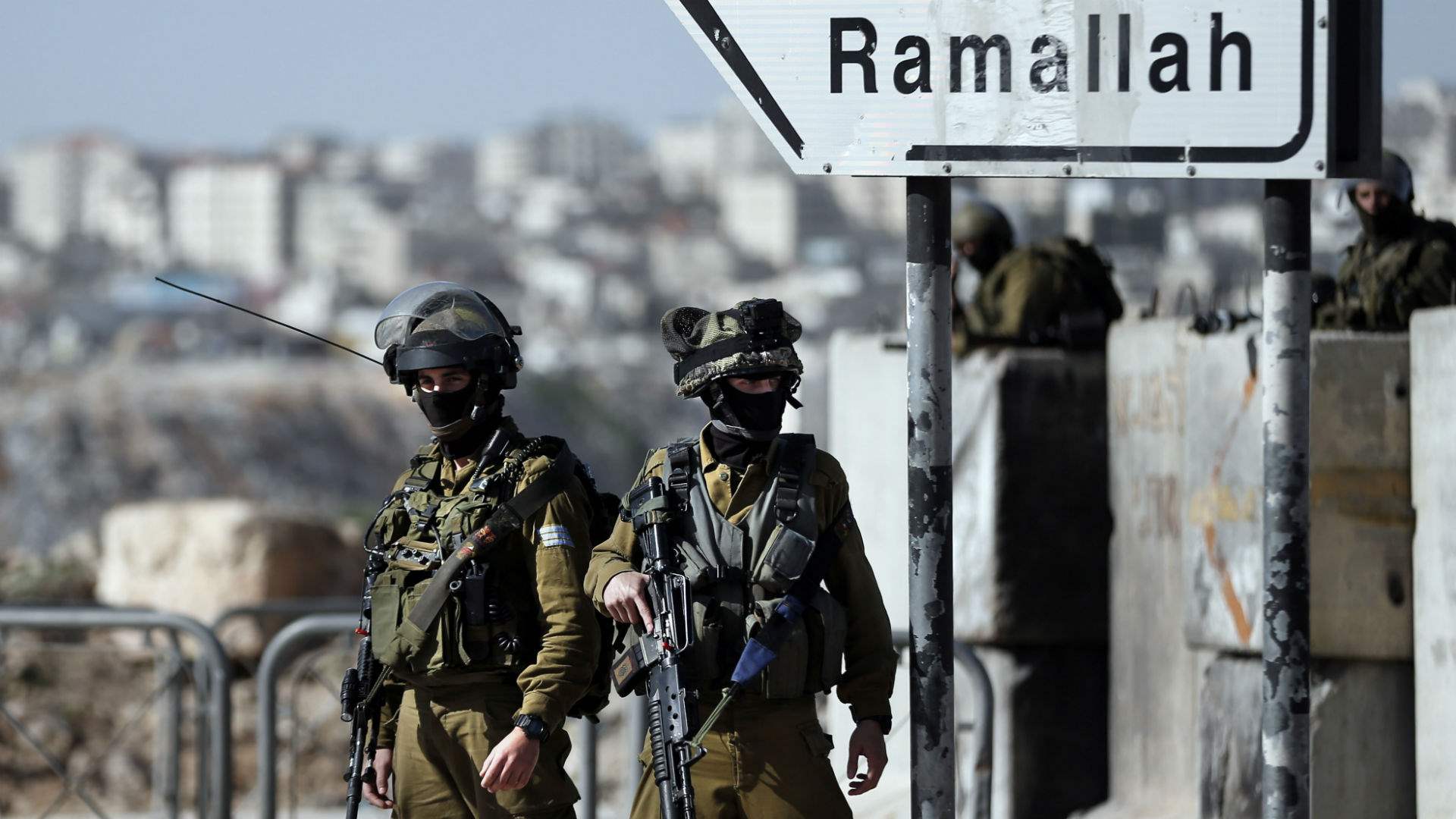 Israeli forces withdraw from the center of Ramallah in the West Bank
