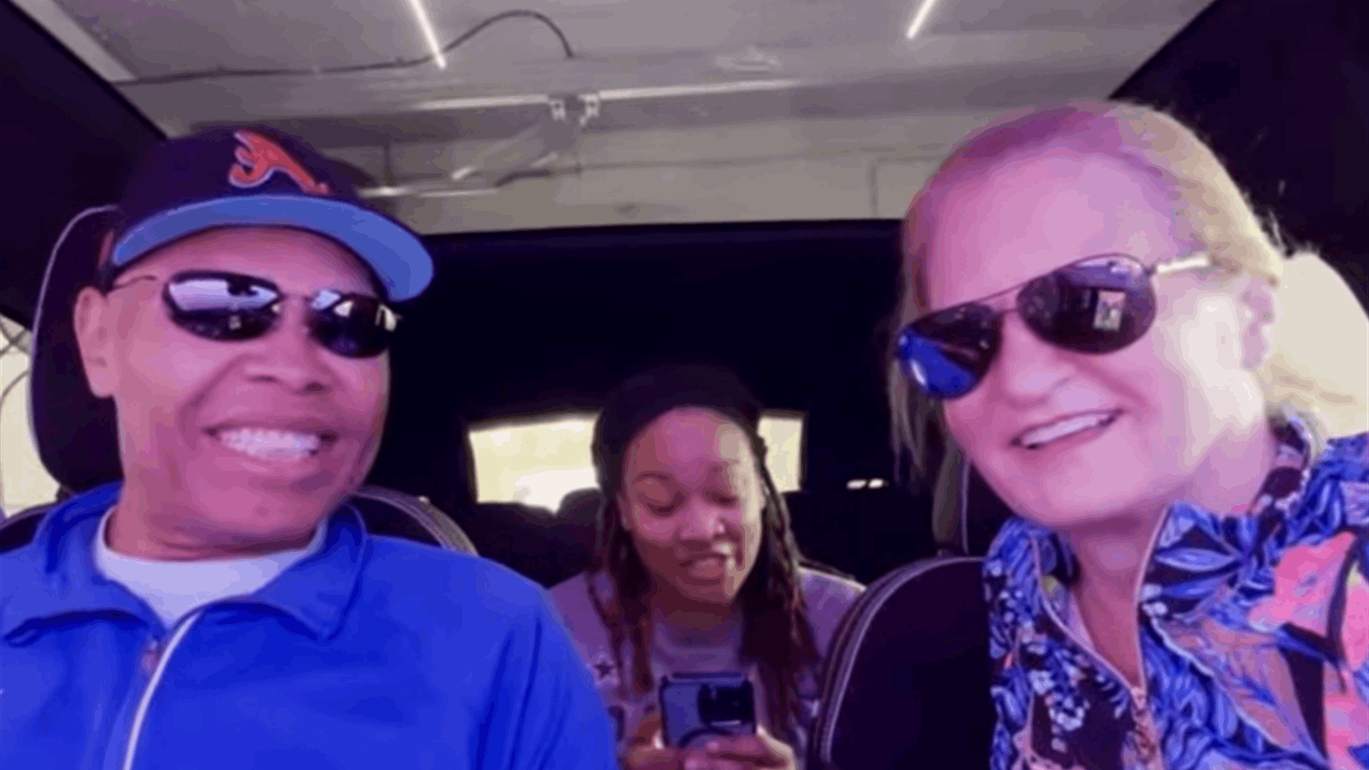 تزوجا بأغرب طريقة ممكنة... هذا ما حصل داخل مغسل السيارات! (فيديو)