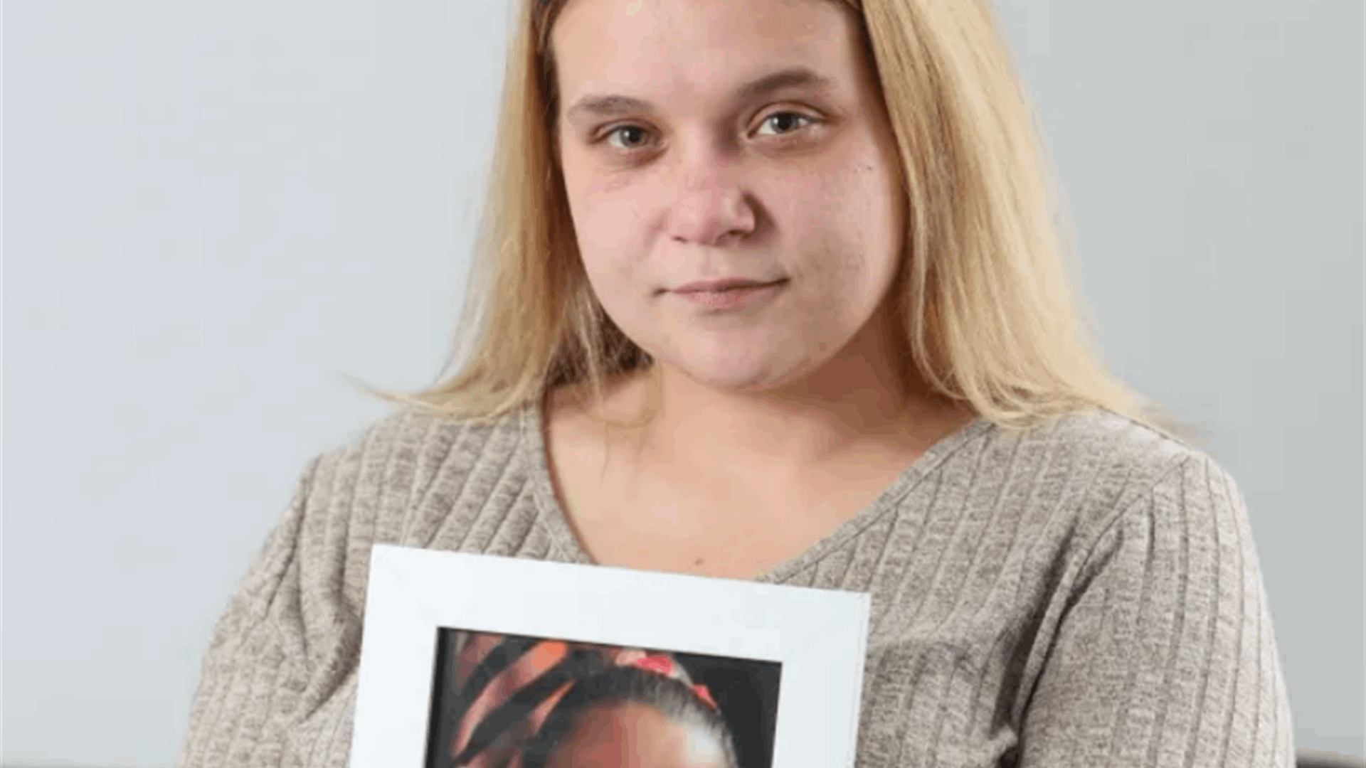 لكم والدته وركلها حتى الموت... والسبب: شطيرة؟!