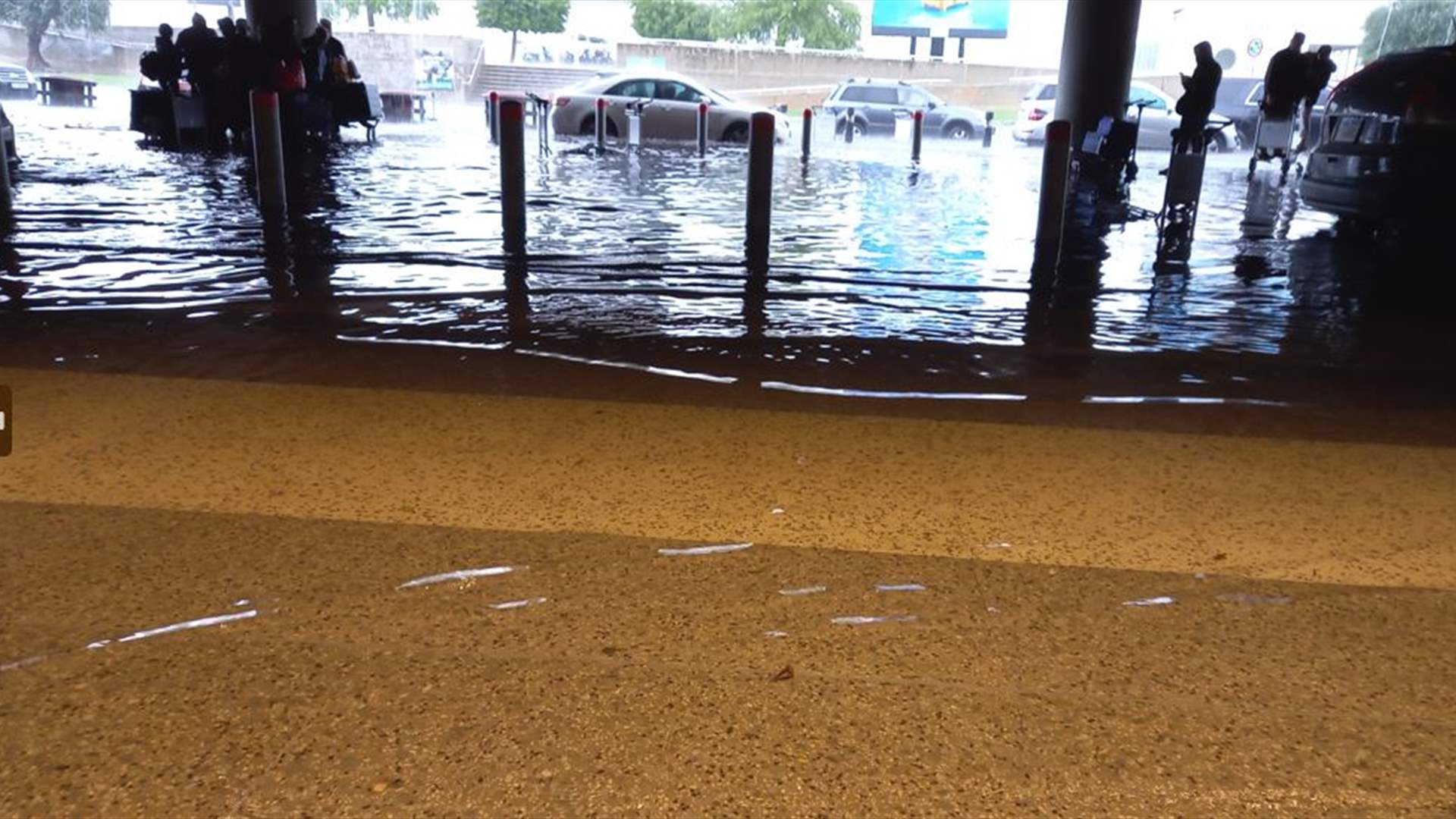 مطار رفيق الحريري الدولي يغرق بالمياه... وتجمع لحبات البرد (صور وفيديوهات)