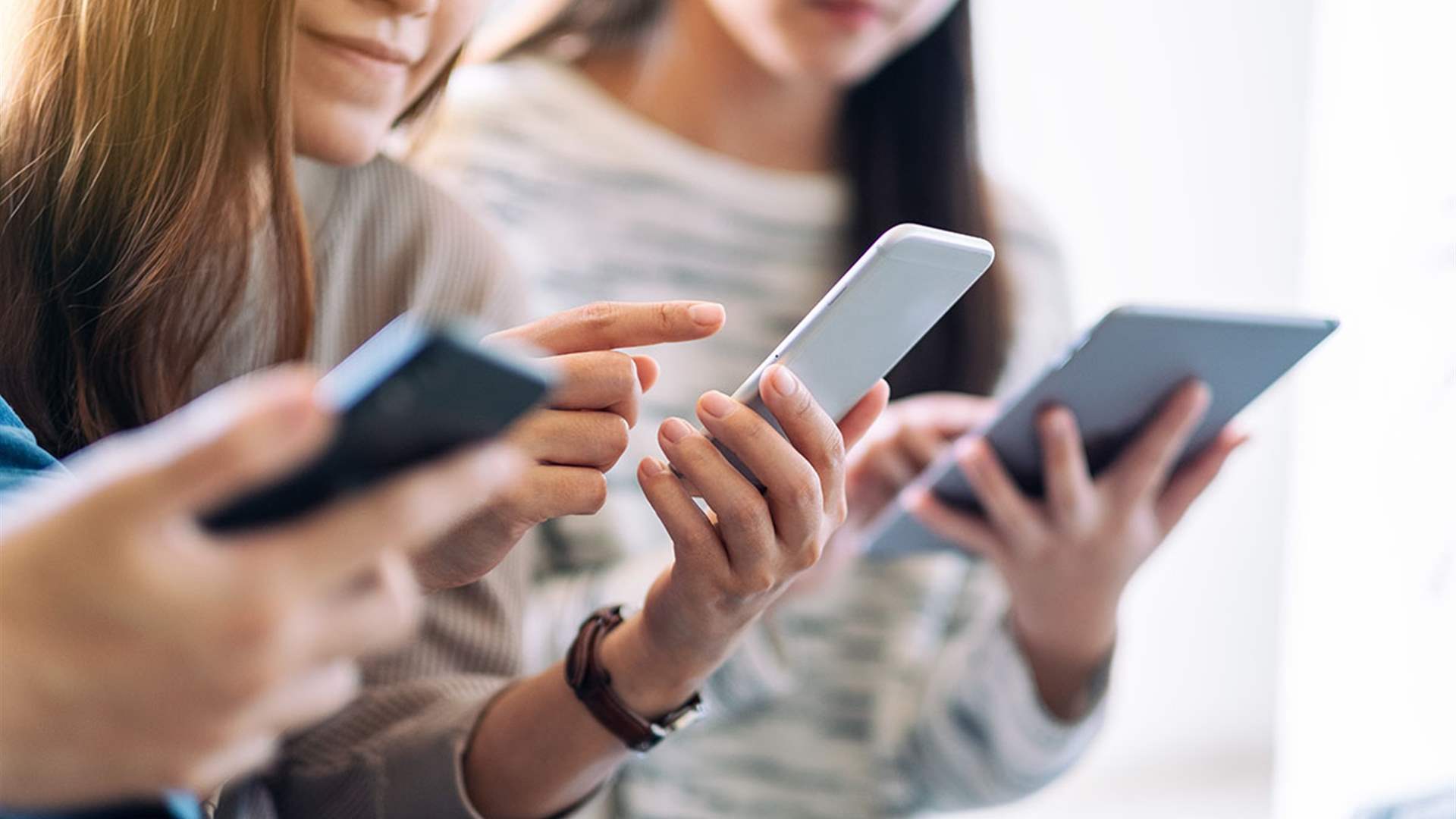 المدمنون على الهاتف يمكن أن يكونوا مصابين بالنرجسية...ما العلاقة؟
