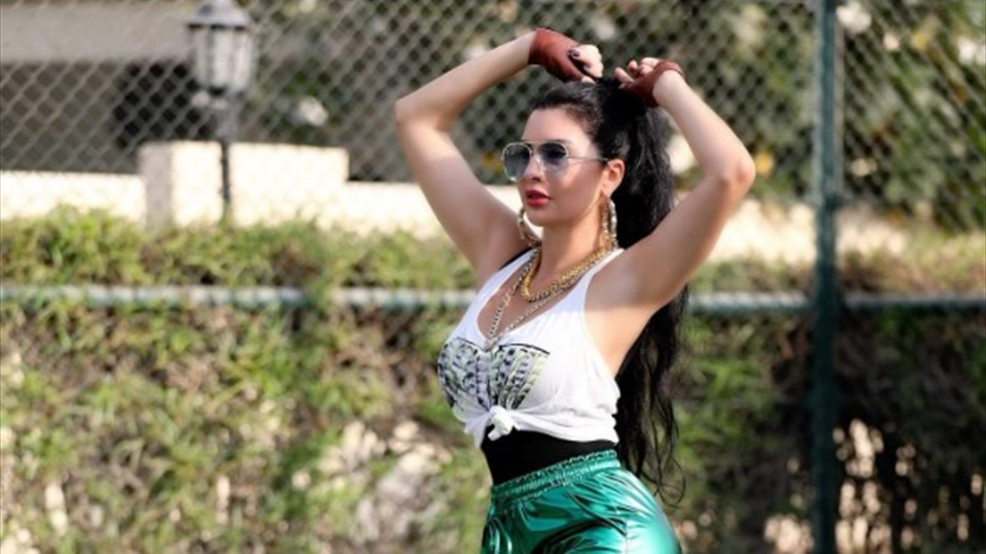 لاميتا فرنجية في جلسة تصوير جريئة.. تمارس كرة السلة بالكعب العالي (صور) 