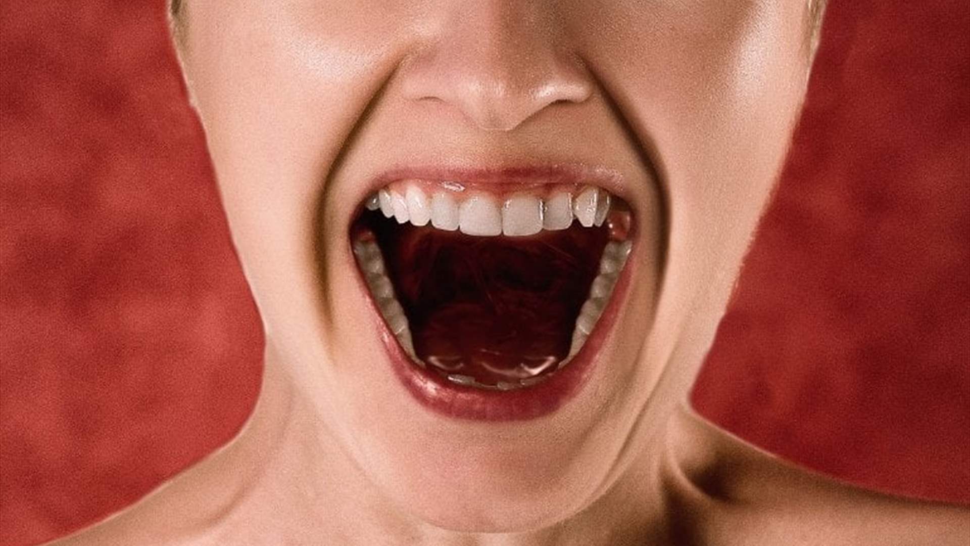 كانت تصرخ بشدة واعتقدوا أنها في خطر... شابة تقع في موقف محرج وهذا ما كانت تقوم به في الواقع!